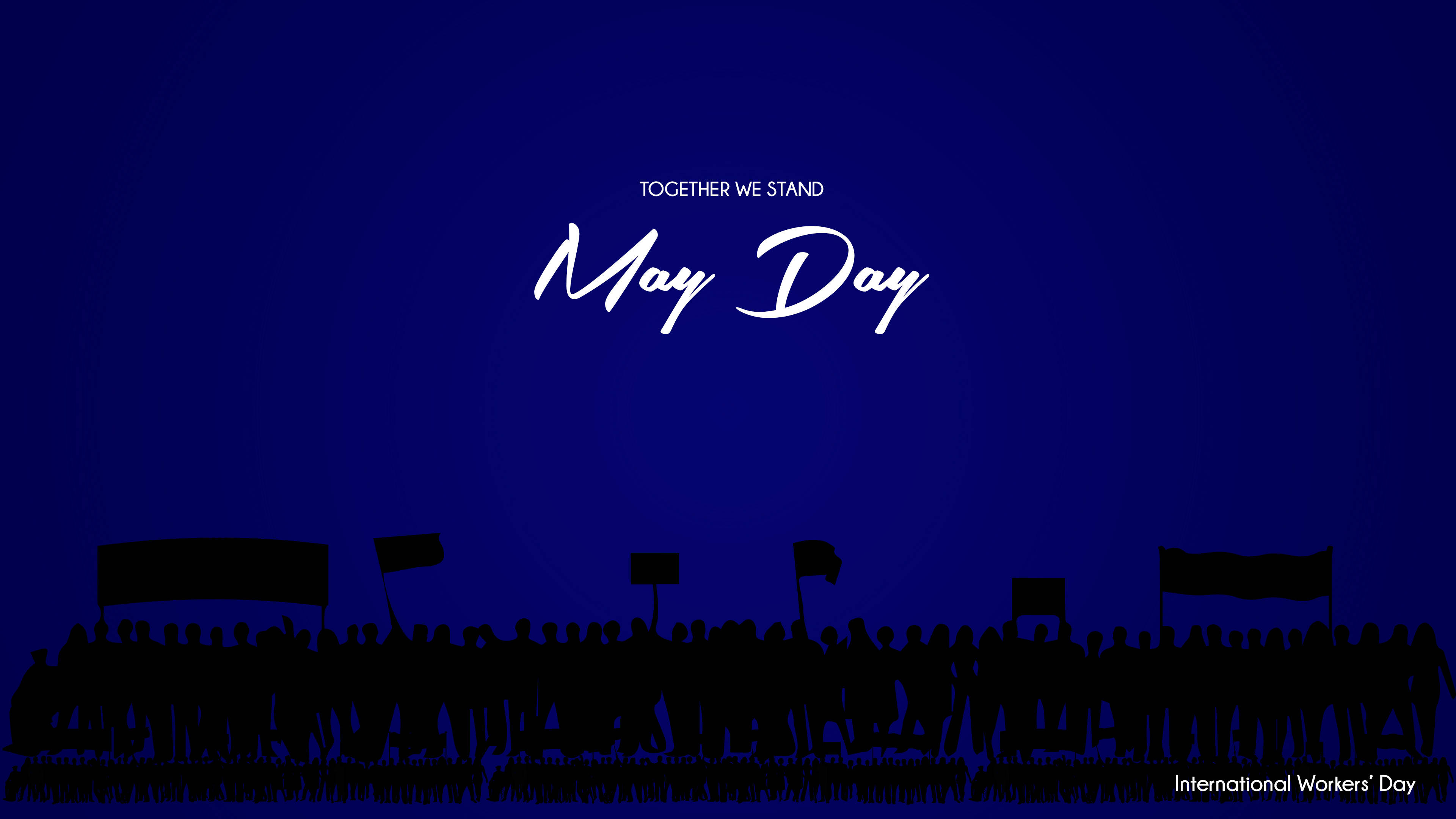 五月天 桌布 壁紙 — 剪影人群在深藍天空下舉著寫有白色文字「Together We Stand May Day」的標語牌。