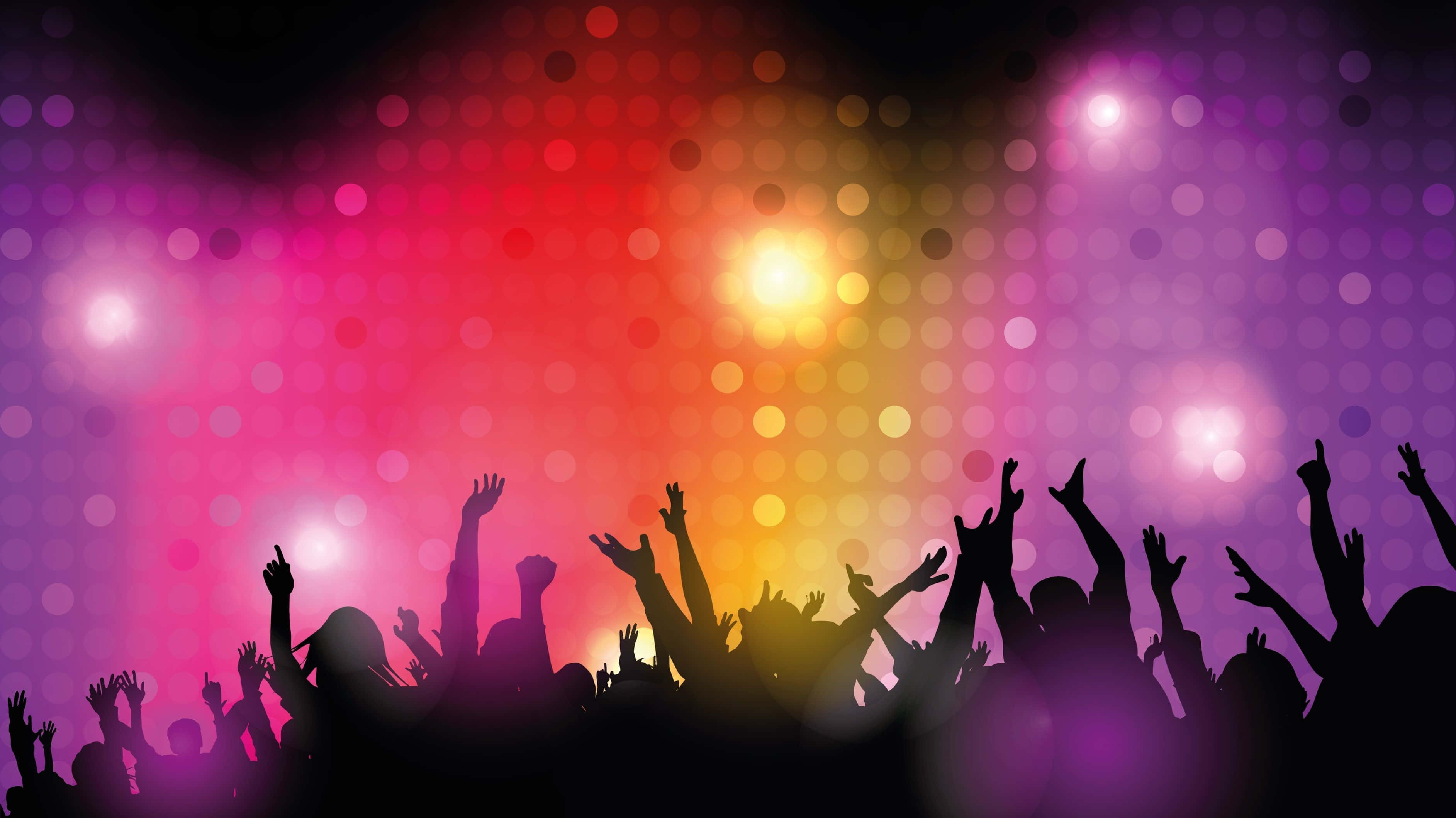 Club Party 桌布 壁紙 — 剪影人群舉起雙手，在充滿活力的粉紅色、橙色和紫色舞台燈光下跳舞，帶有散景效果。