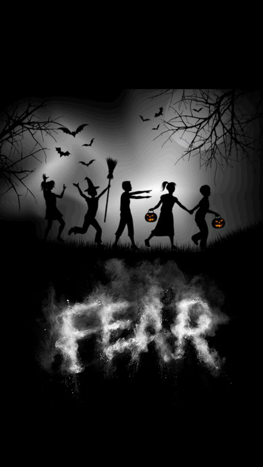 Dark Fear 桌布 壁紙 — 剪影兒童穿著萬聖節服裝在月光下的田野奔跑，蝙蝠飛舞，下方恐懼一詞發光。