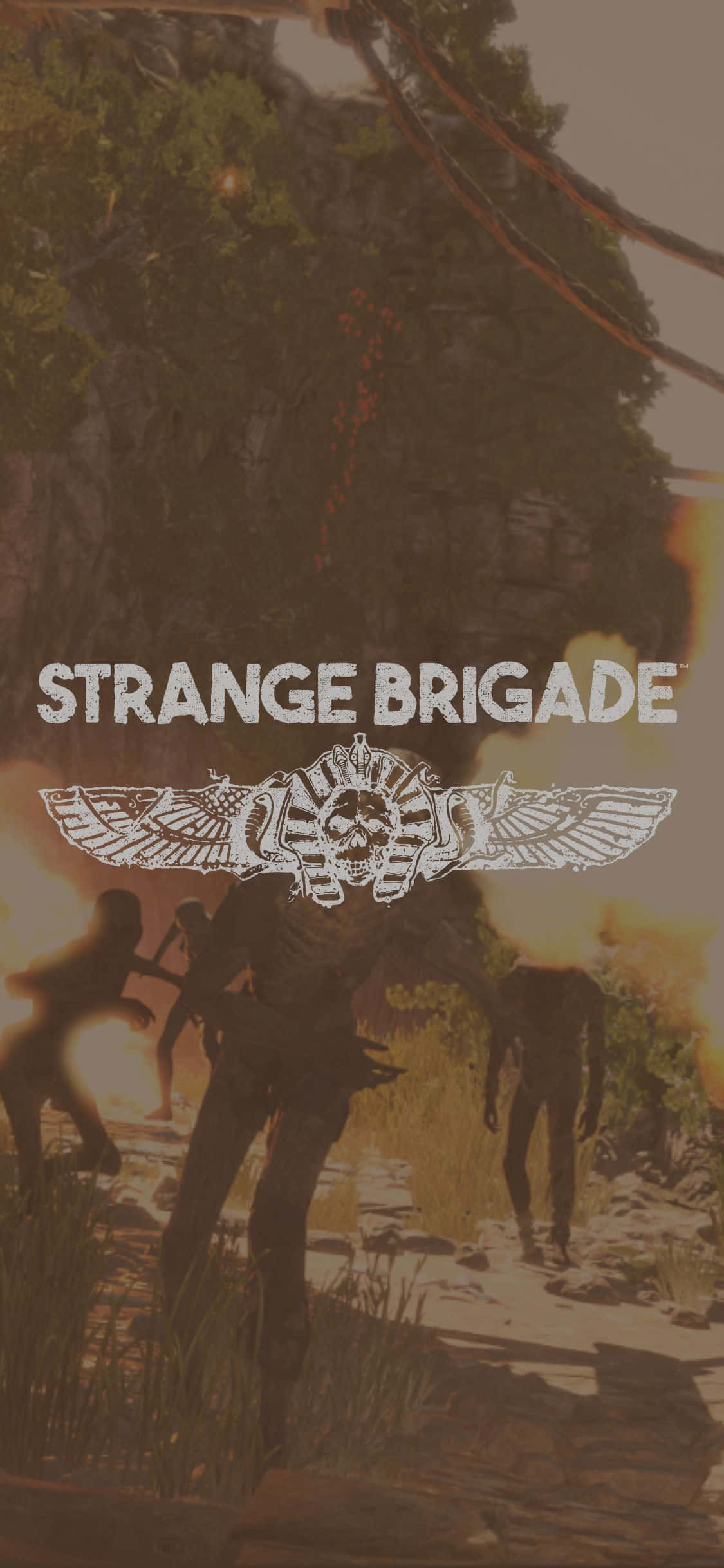 iPhone X Strange Brigade 桌布 壁紙 — 剪影冒險者穿過陽光明媚的叢林，頭頂上有一個發光的「Strange Brigade」標誌。