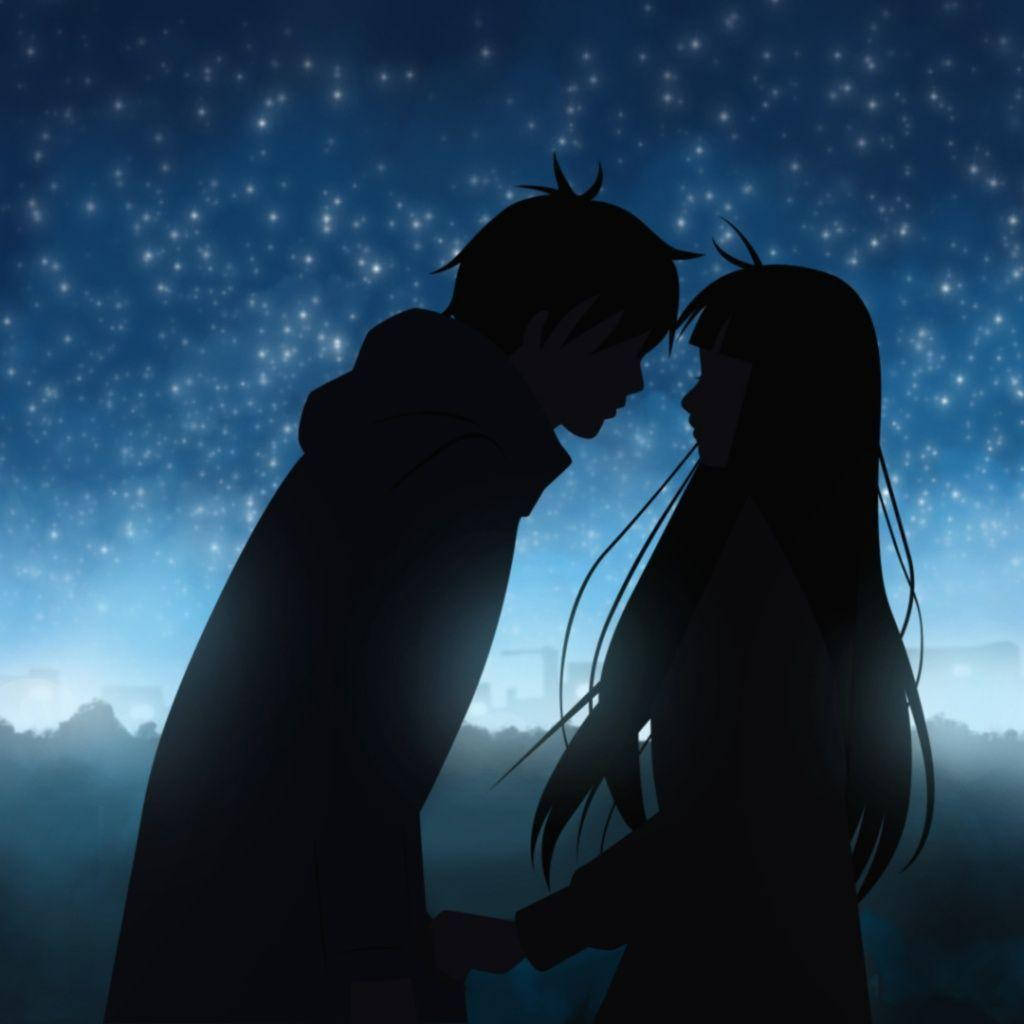 Love Anime 桌布 壁紙 — 剪影動漫情侶在星空下牽手，帶有柔和藍光。