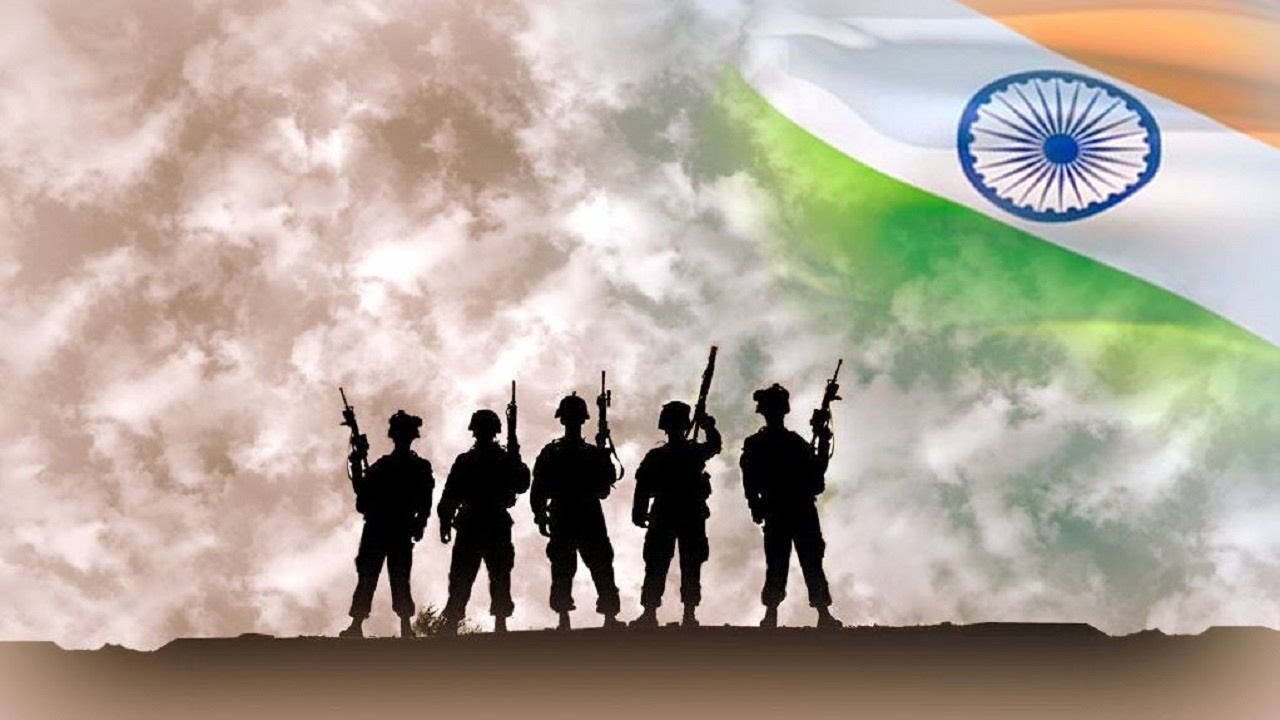 Indian 桌布 壁紙 — 剪影士兵在戲劇性的多雲天空下立正，印度國旗在他們身後飄揚。