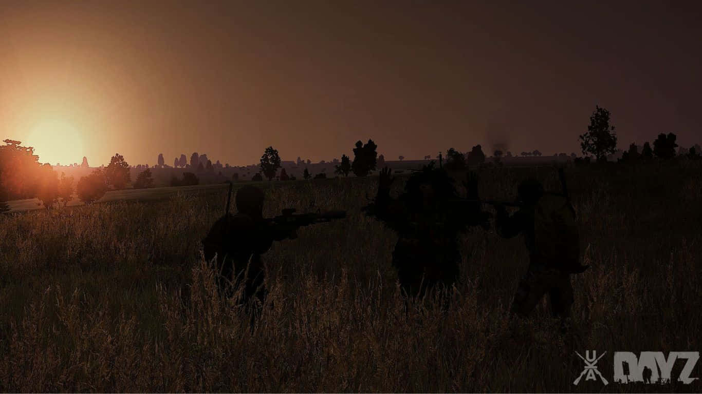 1366x768 Dayz 桌布 壁紙 — 剪影士兵在日落時分穿過高草，舉起武器，映襯著發光的橙色天空。