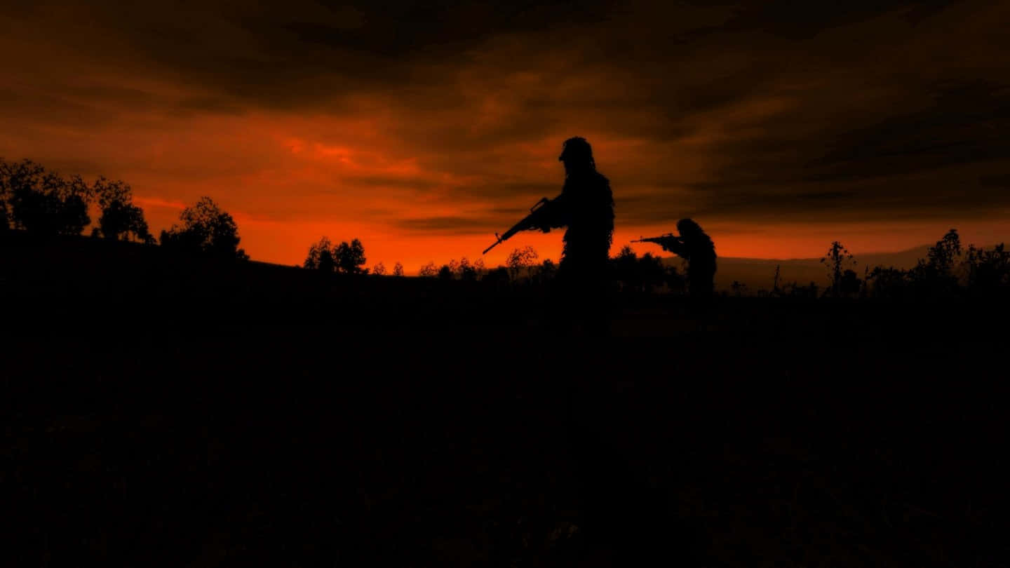 1440p Dayz 桌布 壁紙 — 剪影士兵手持步槍，在昏暗的田野上，映襯著火紅的橙色日落。