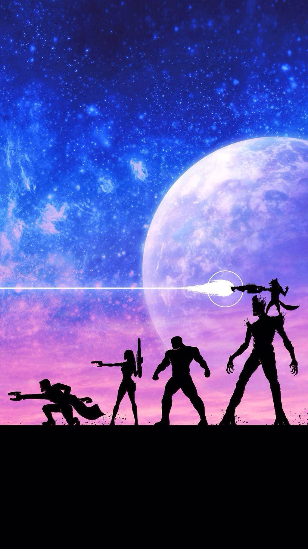 4K Guardians Of The Galaxy 桌布 壁紙 — 剪影太空戰士在巨大月亮和星雲的宇宙背景下發射雷射。