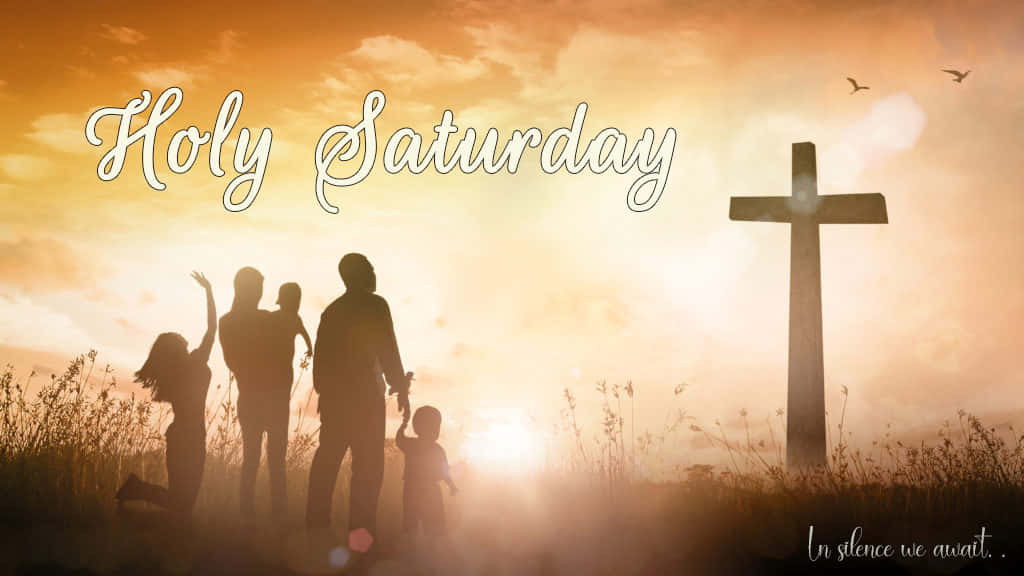 Holy Saturday 桌布 壁紙 — 剪影家庭站在日出前的十字架前，金色天空和鳥兒在頭頂飛翔。