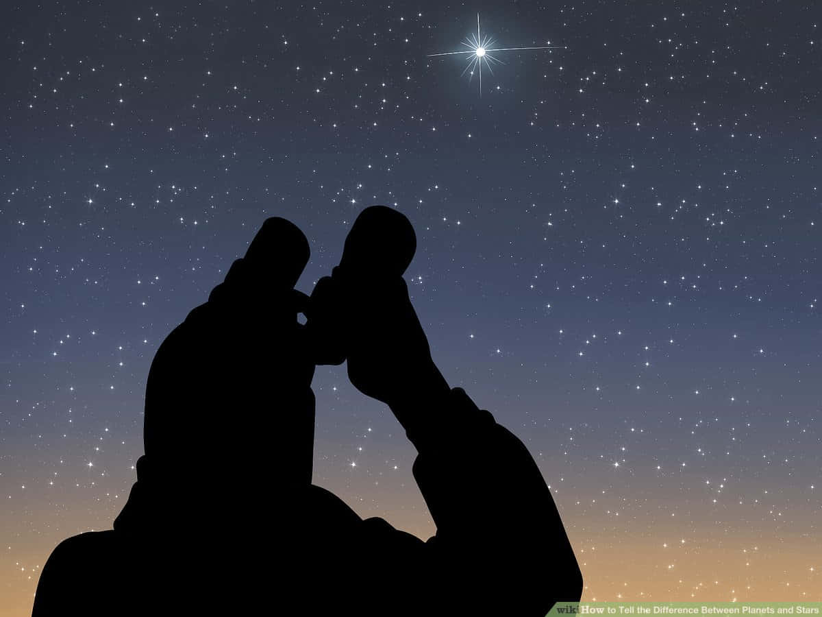 Stars 桌布 壁紙 — 剪影情侶仰望一顆明亮的星星，背景是點綴著星星的暮色天空。