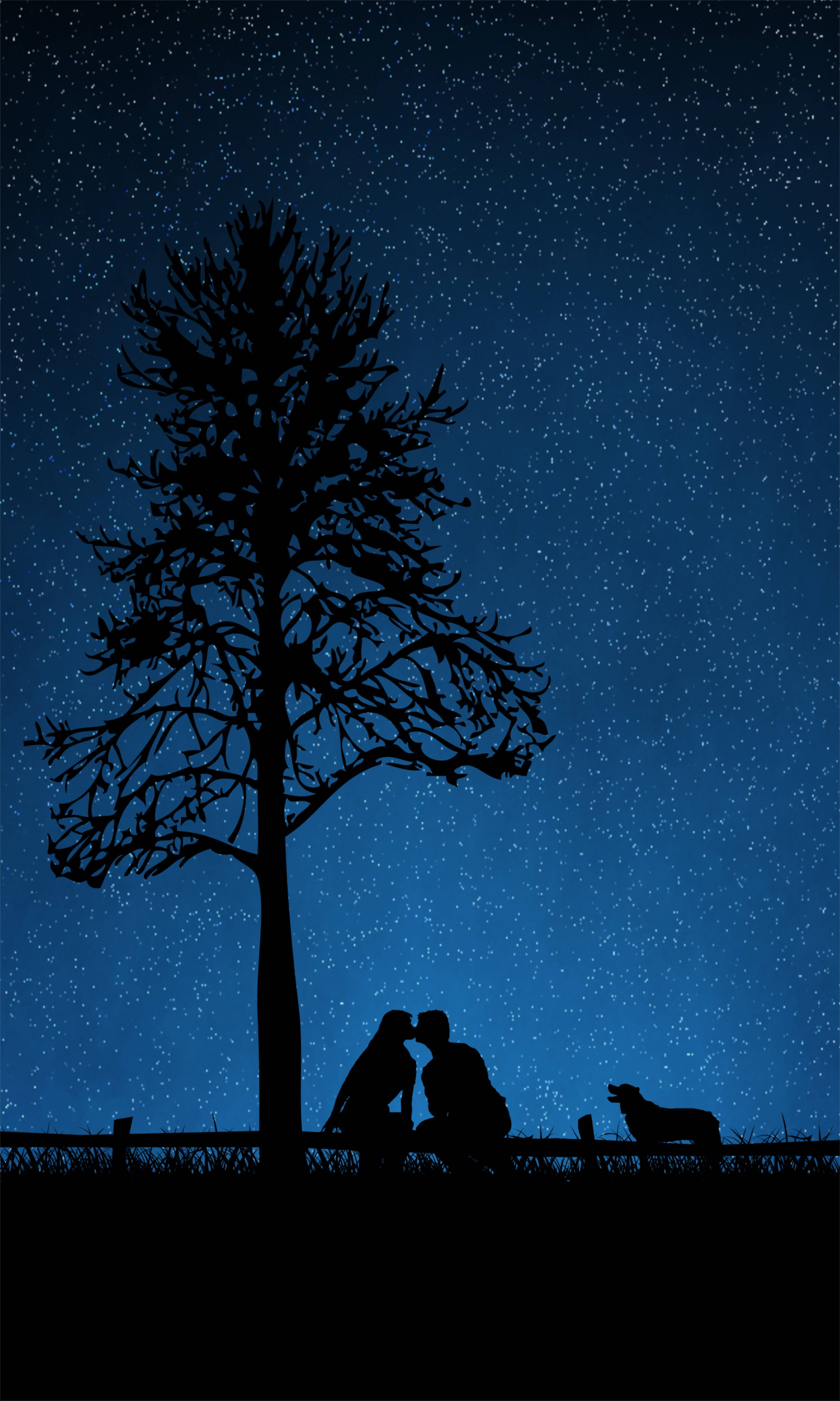 Love Story 桌布 壁紙 — 剪影情侶和狗坐在孤樹下，星空夜幕。