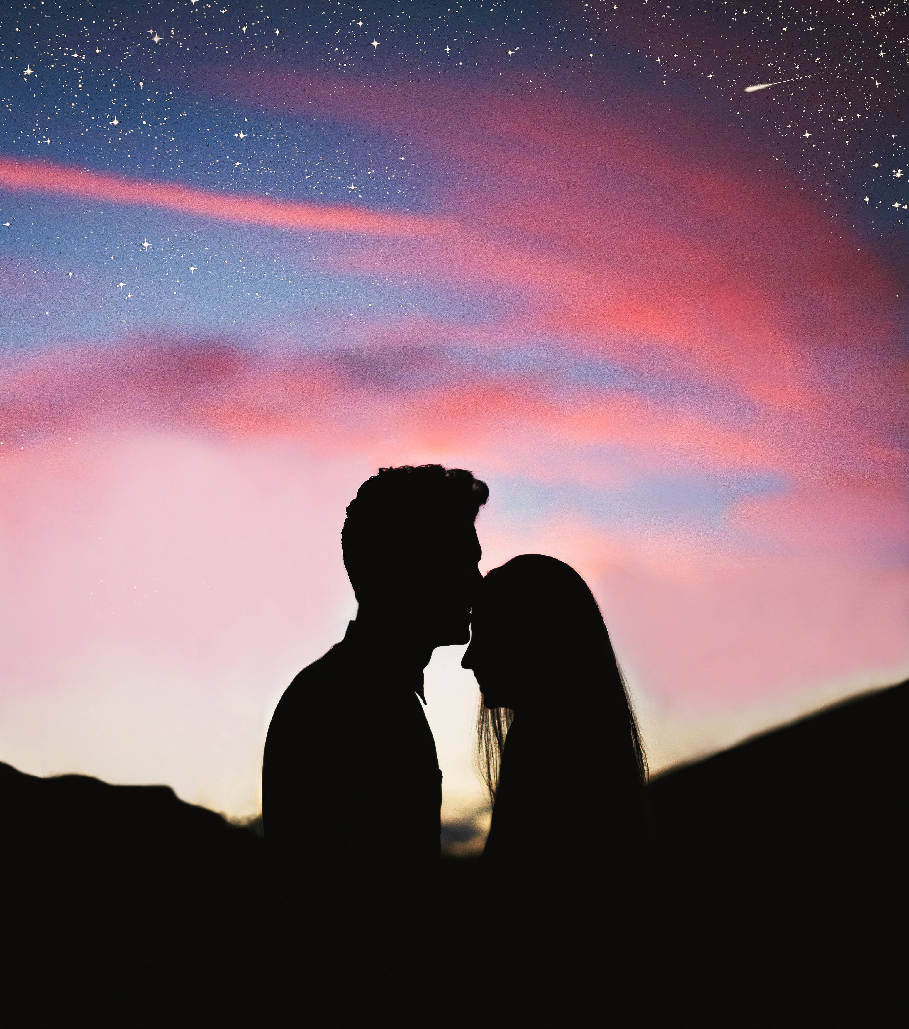 couple love 桌布 壁紙 — 剪影情侶在充滿活力的星空下親吻，背景有粉紅雲朵和流星。