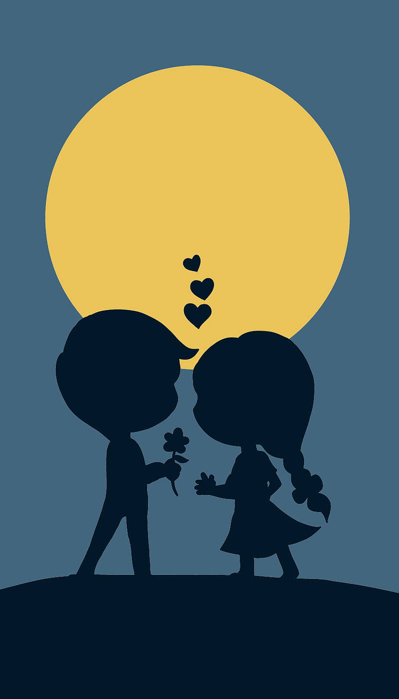 Cartoon Love 桌布 壁紙 — 剪影情侶在巨大的黃色月亮下分享溫馨時刻，上方有漂浮的心形。