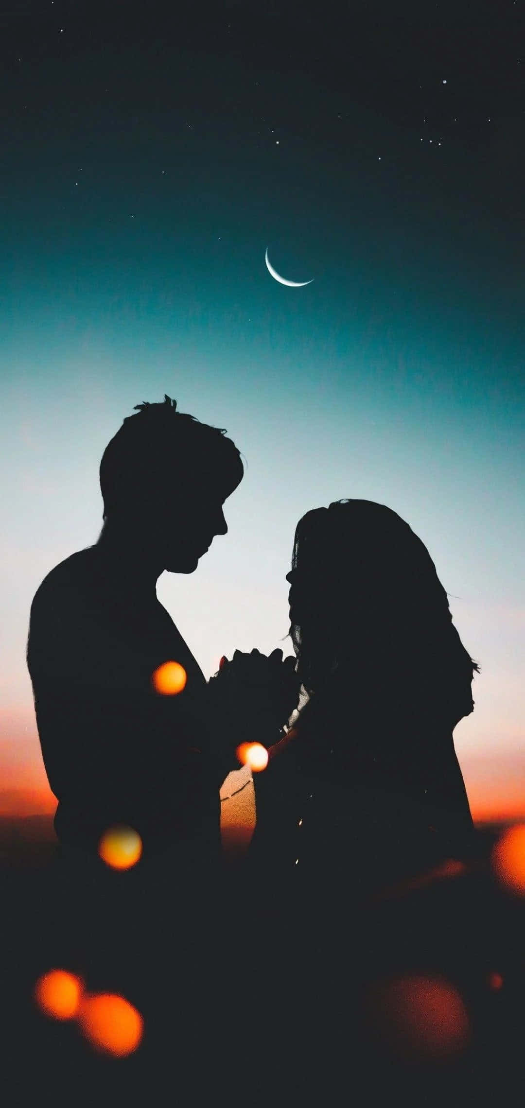 Boyfriend And Girlfriend 桌布 壁紙 — 剪影情侶在彎月和繁星暮色下牽手，伴隨溫暖的散景燈光。