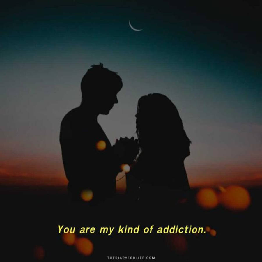 Aesthetic Love 桌布 壁紙 — 剪影情侶在新月下擁抱，溫暖的散景燈光在暮色天空中閃爍。