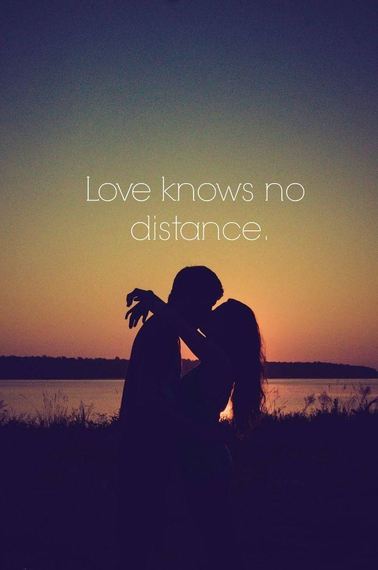 Relationship 桌布 壁紙 — 剪影情侶在日落時分於平靜的湖面上熱情擁抱，帶有文字疊加。