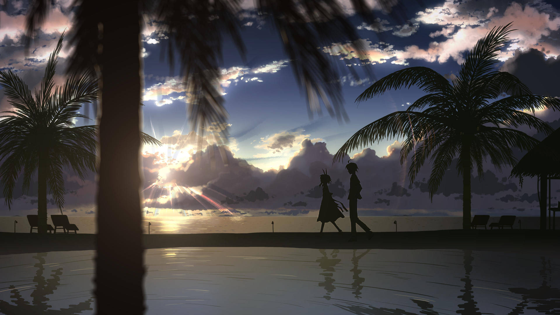  壁紙 — 剪影情侶在日落時分沿著寧靜的海灘漫步，棕櫚樹和發光的雲彩構成畫框。