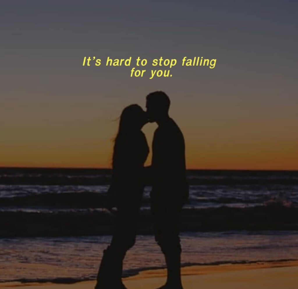 Falling In Love 桌布 壁紙 — 剪影情侶在日落時分的海灘上親吻，溫暖的橙色天空和輕柔的海浪。