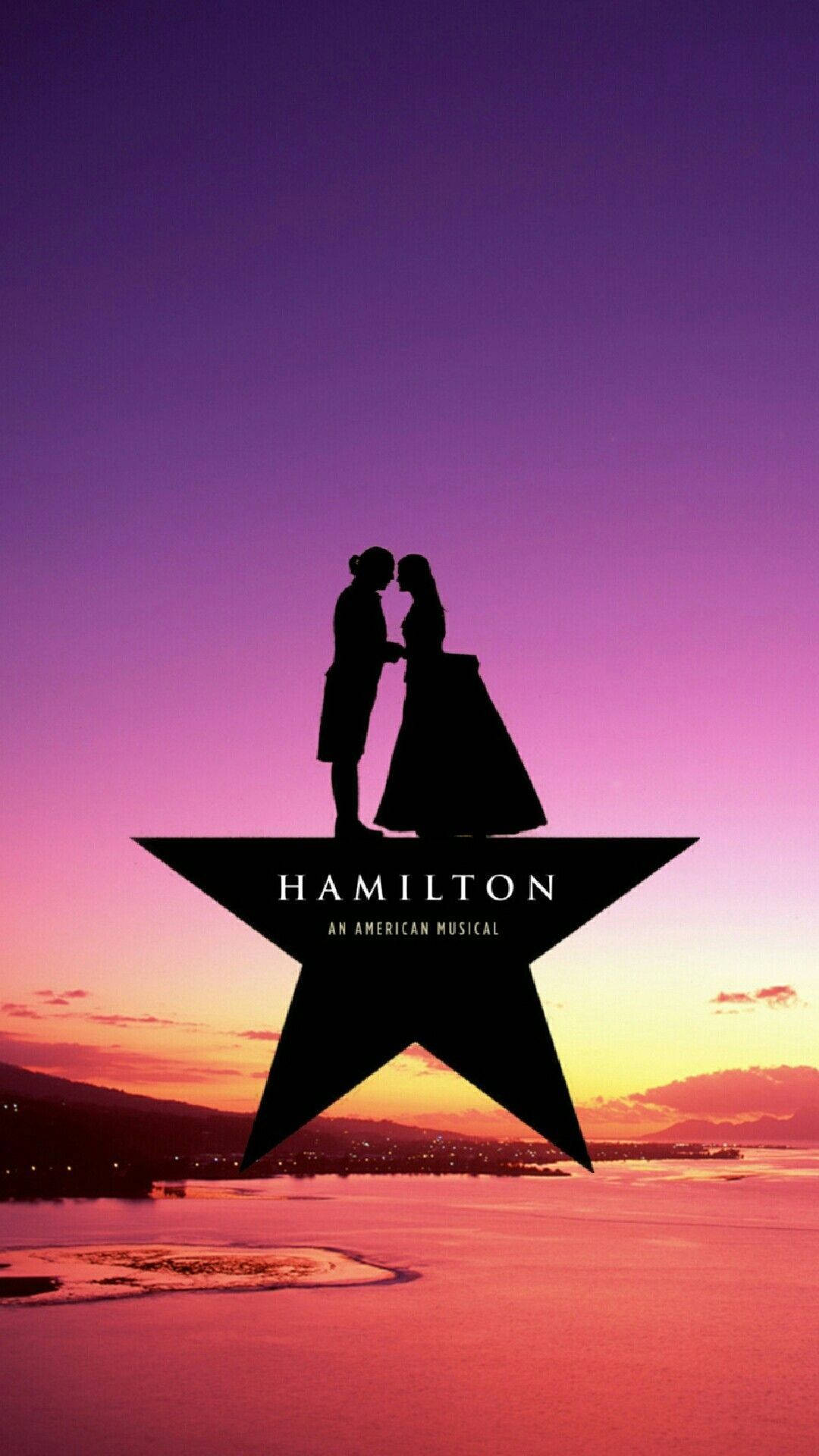 Hamilton 桌布 壁紙 — 剪影情侶在星星上接吻，背景是 vibrant 紫色和橙色日落映照在水面上。