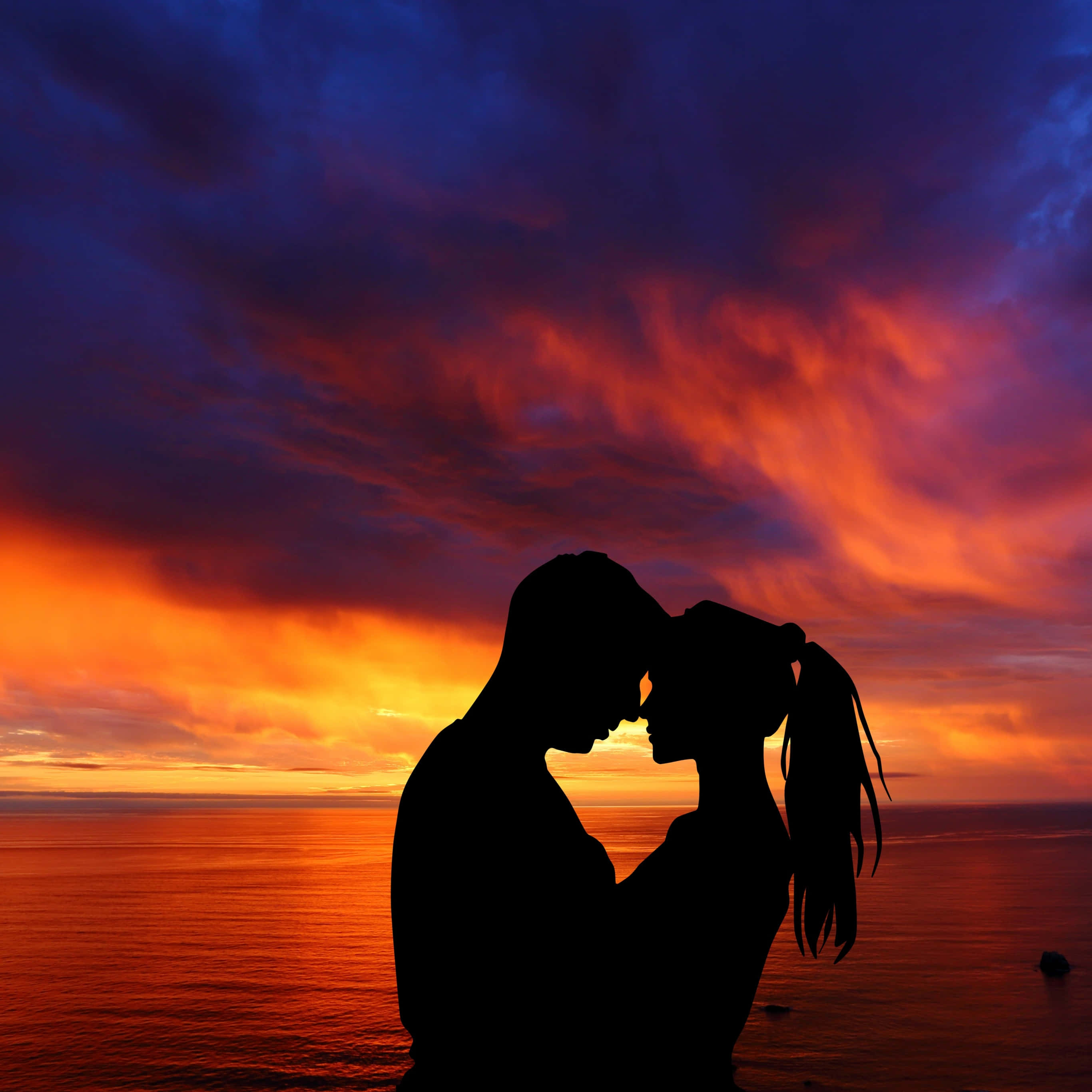 Kissing 桌布 壁紙 — 剪影情侶在海洋上熾熱的日落背景下分享親密時刻。