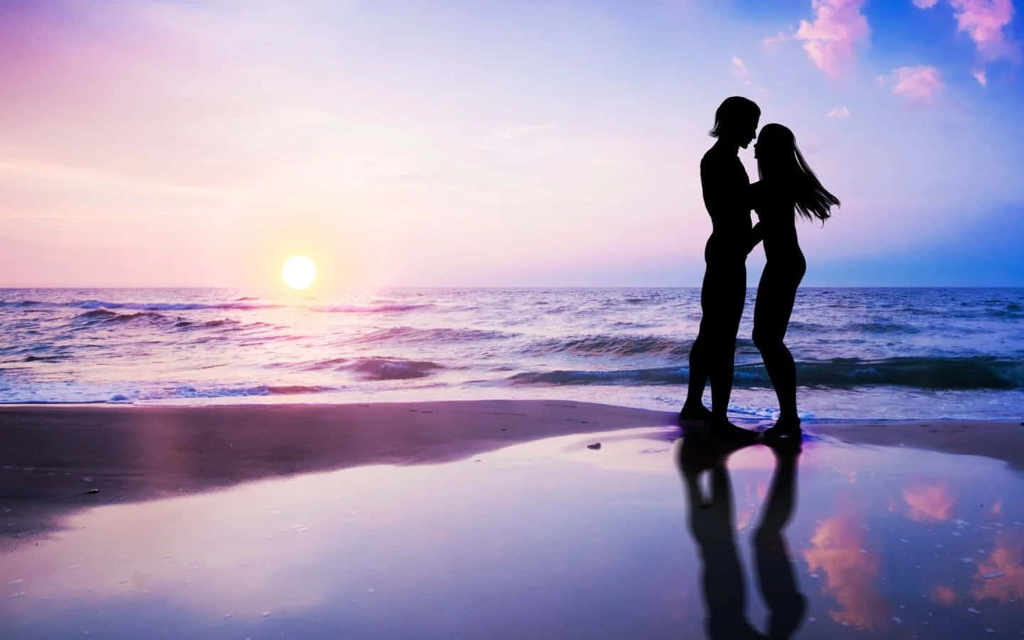 Cute Boyfriend 桌布 壁紙 — 剪影情侶在濕漉漉的海灘上擁抱，夕陽西下，天空和水面染上粉紅和紫色調。