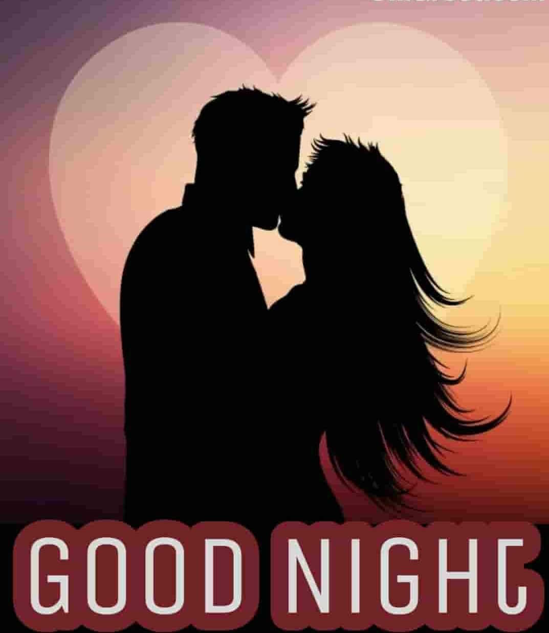 Goodnight Kiss 桌布 壁紙 — 剪影情侶在發光的心形日落前接吻，下方有「GOOD NIGHT」文字。