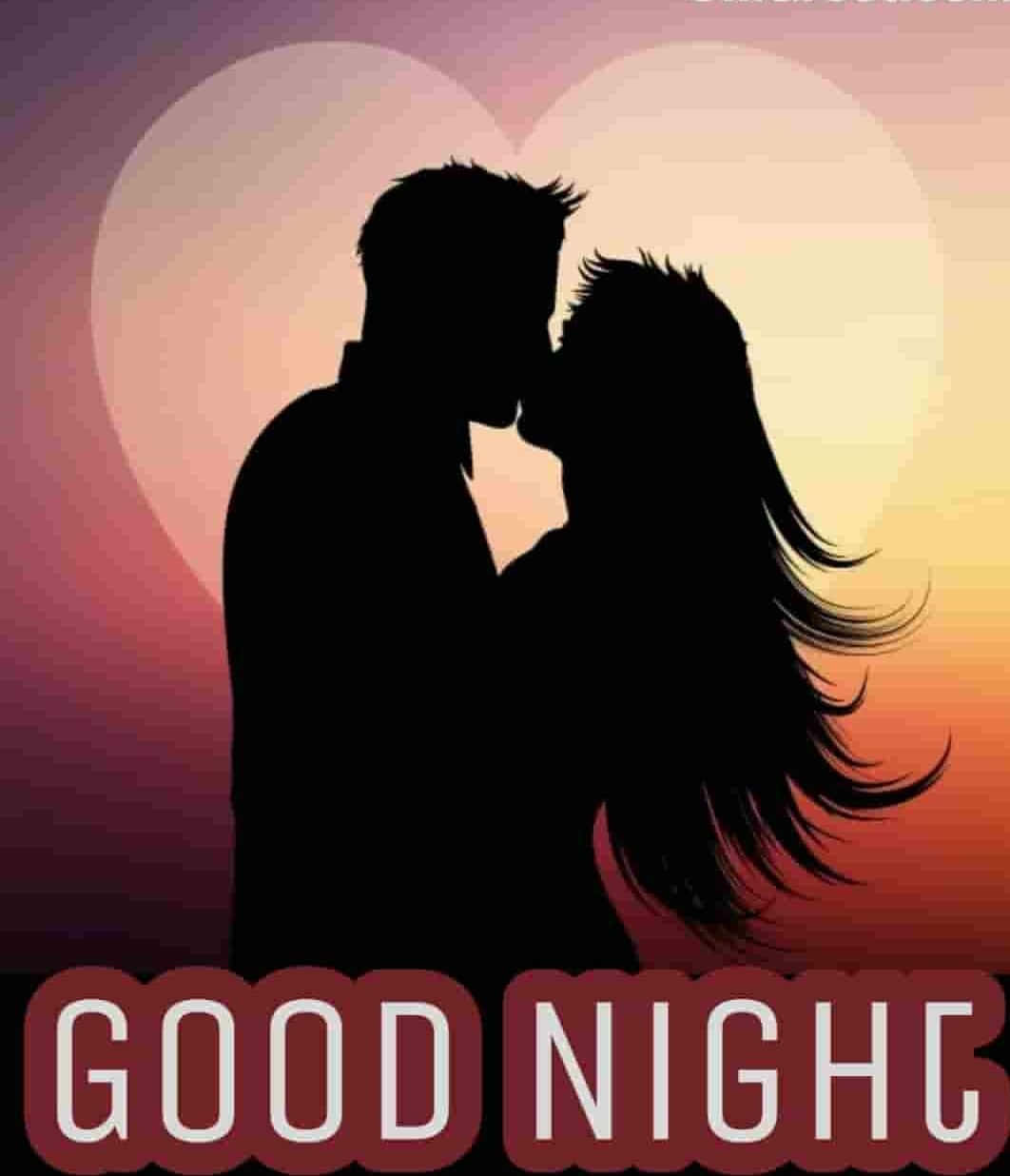 Goodnight Kiss 桌布 壁紙 — 剪影情侶在發光的愛心形日落前親吻，下方有「GOOD NIGHT」文字。
