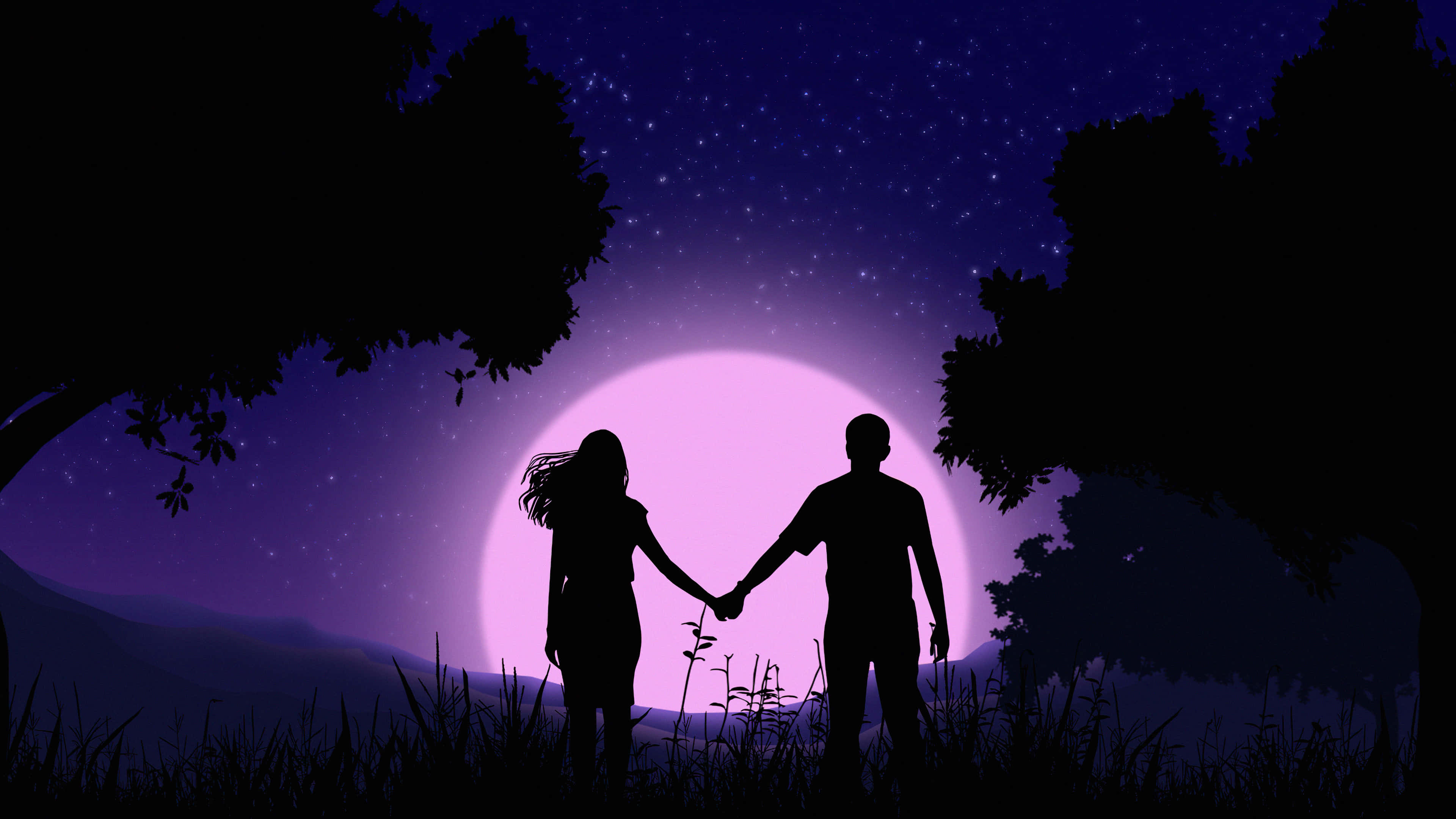 Holding Hands 桌布 壁紙 — 剪影情侶在發光的紫色月亮下手牽手，周圍是星空和黑暗的樹木。
