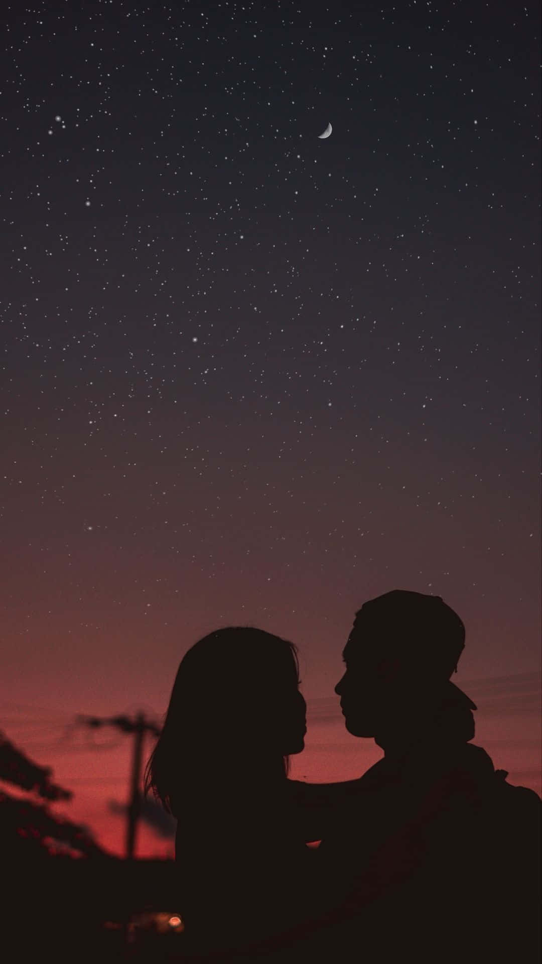 Beautiful Romantic 桌布 壁紙 — 剪影情侶在繁星點點的暮色天空下，新月相伴，凝視彼此雙眼。