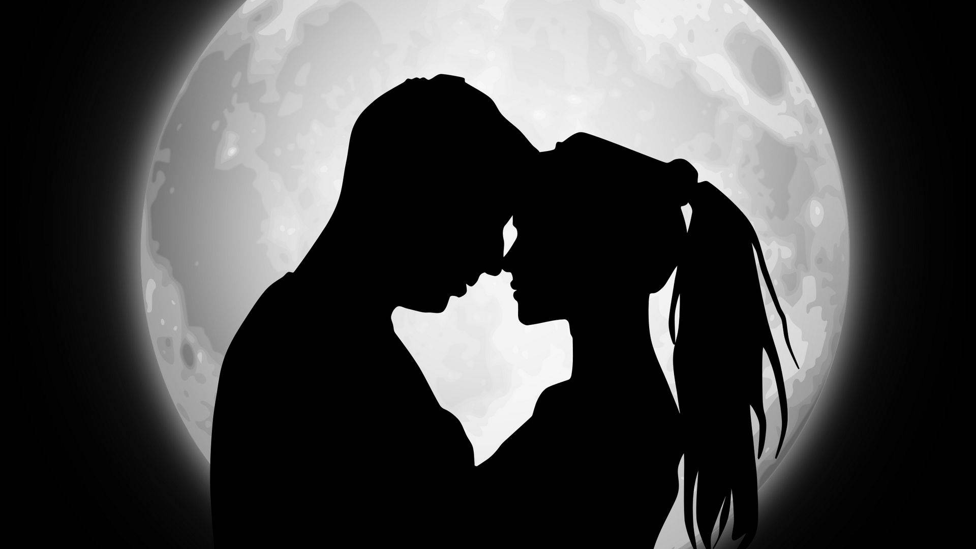 Black Love 桌布 壁紙 — 剪影情侶在黑暗天空下，以明亮的滿月為框，親密擁抱。