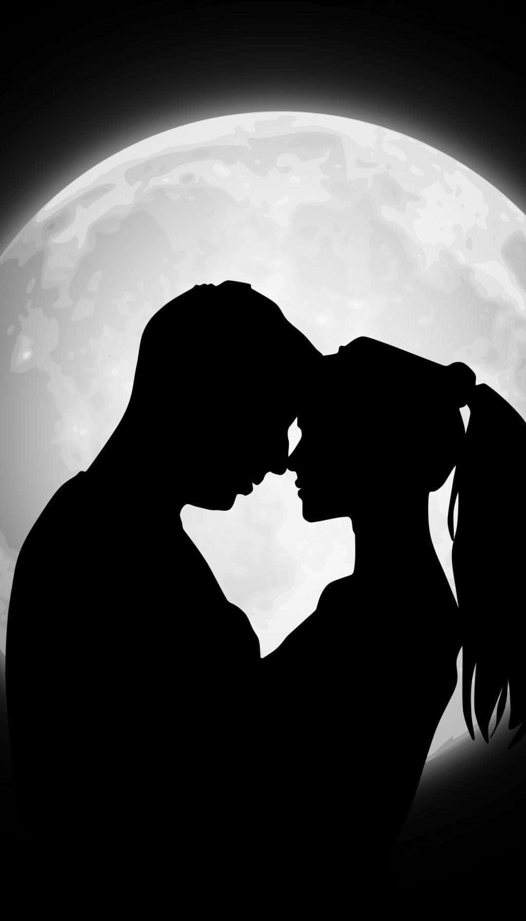 Lovers 桌布 壁紙 — 剪影情侶溫柔擁抱，背景是巨大而有紋理的滿月，在他們身後柔和地發光。
