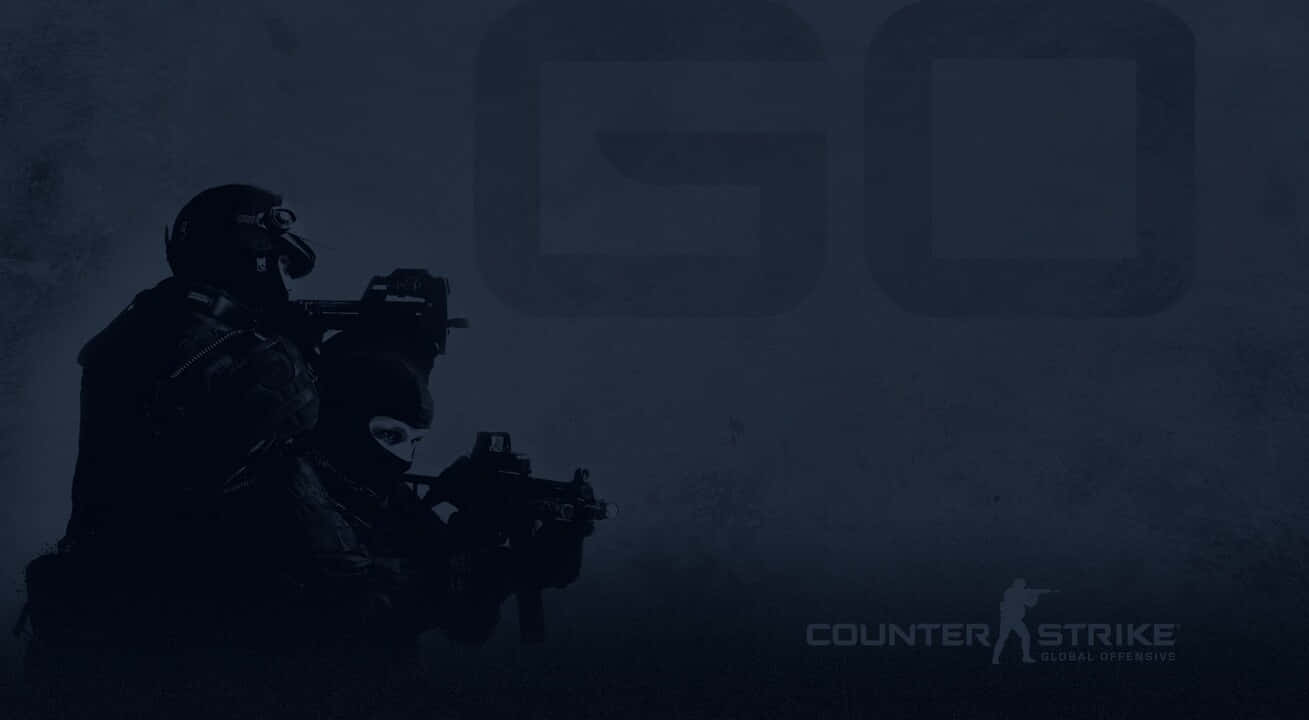 電玩遊戲 桌布 壁紙 — 剪影戰術操作員穿著深色裝備，在帶有Counter-Strike Global Offensive標誌的粗糙藍色背景下蹲下持步槍。