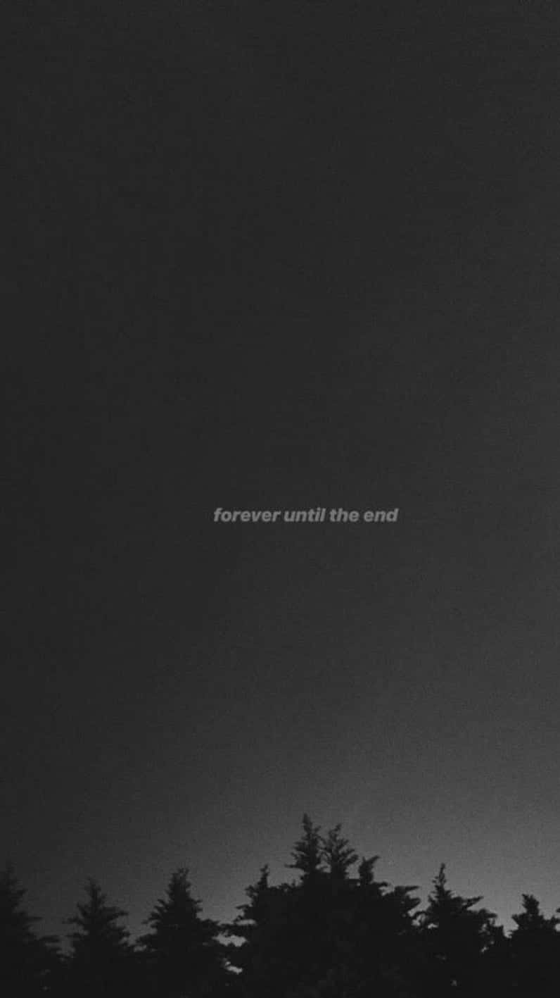 Sad Tumblr 桌布 壁紙 — 剪影松樹襯托著深色漸變天空，帶有微弱文字，內容為「直到永遠」。