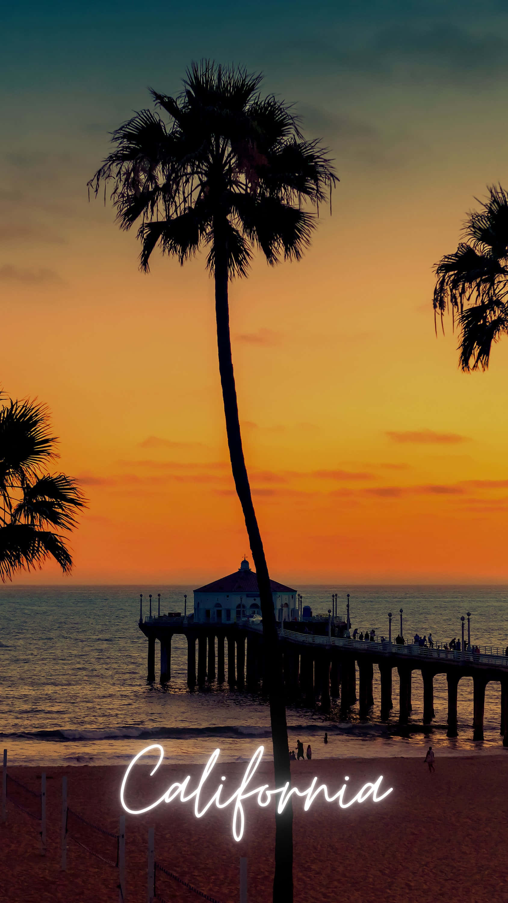 California Aesthetic 桌布 壁紙 — 剪影棕櫚樹框住繁忙碼頭上充滿活力的日落，沙灘上閃爍著「California」字樣。