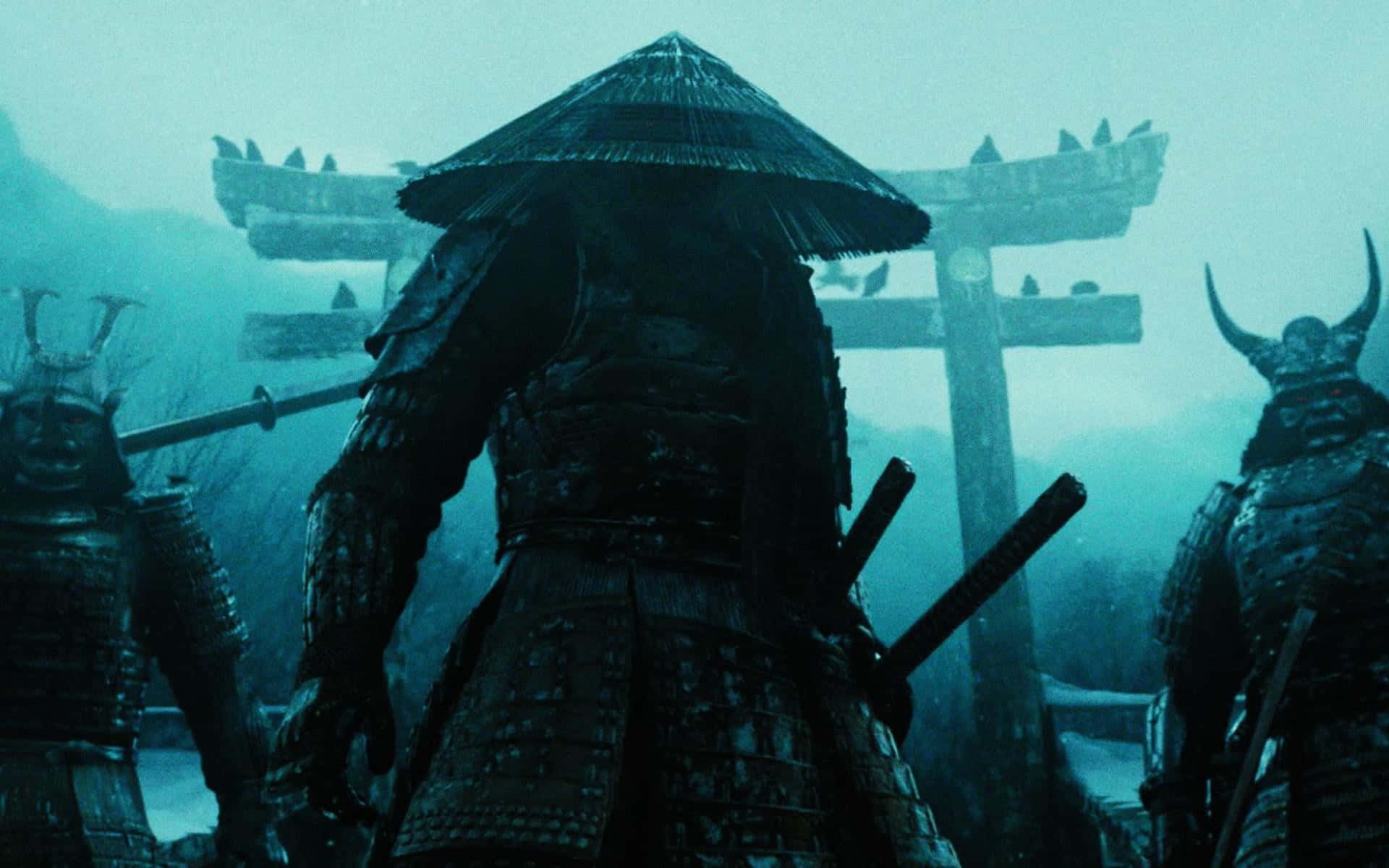 Bushido 桌布 壁紙 — 剪影武士穿著暗色鎧甲，在寒冷的藍天下站在霧氣繚繞的鳥居前。