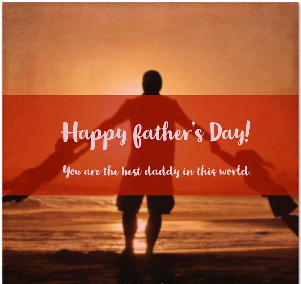 Fathers Day 桌布 壁紙 — 剪影父親在日落時分於沙灘上與兩個孩子手牽手，帶有溫暖的橙色色調和慶祝文字。