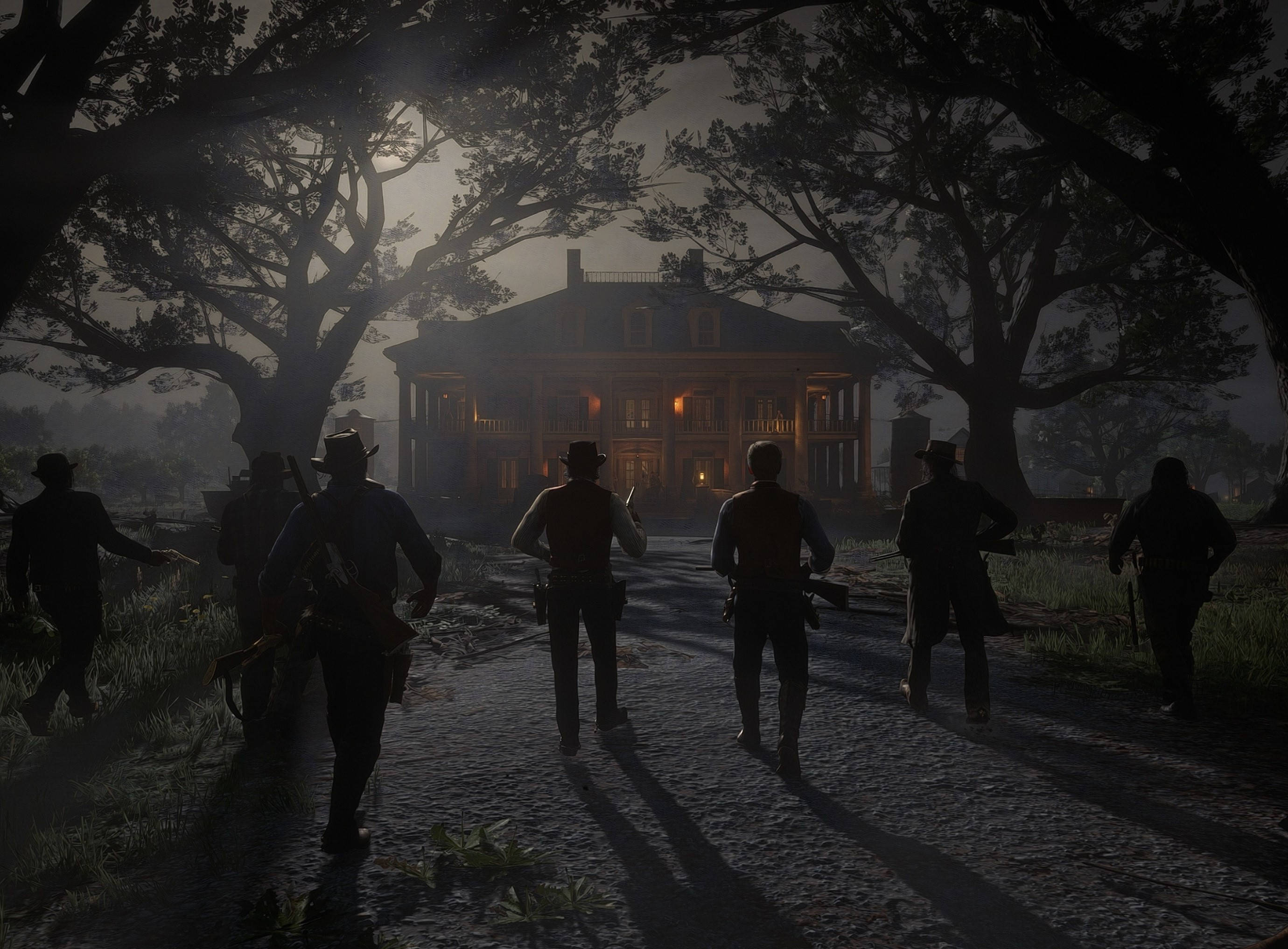 Red Dead Redemption 2 Desktop 桌布 壁紙 — 剪影牛仔走向一座宏偉、溫暖燈光照亮的南方大宅，四周環繞著高聳的樹木，正值黃昏。