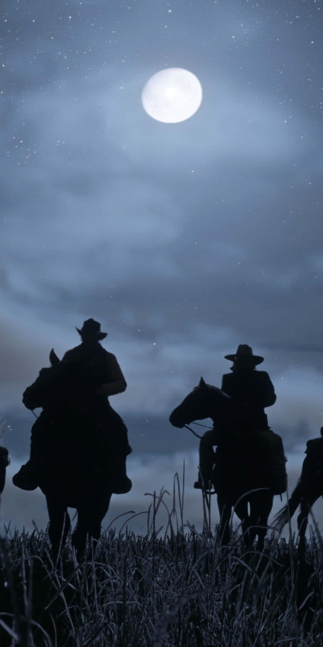Red Dead Redemtion 2 桌布 壁紙 — 剪影牛仔騎馬穿過草地，在明亮的滿月和星空夜空下。
