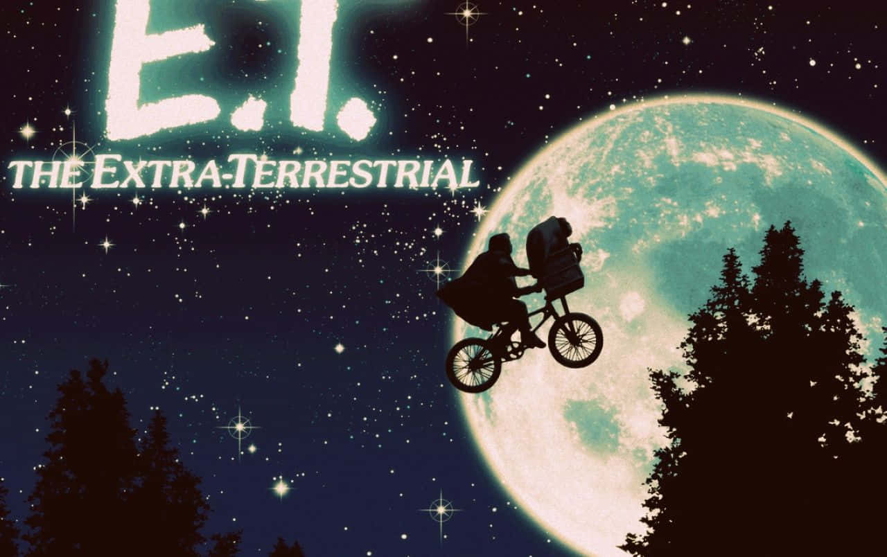 Et 桌布 壁紙 — 剪影男孩騎腳踏車，載著外星乘客，背景是巨大月亮和滿天星斗的夜空。