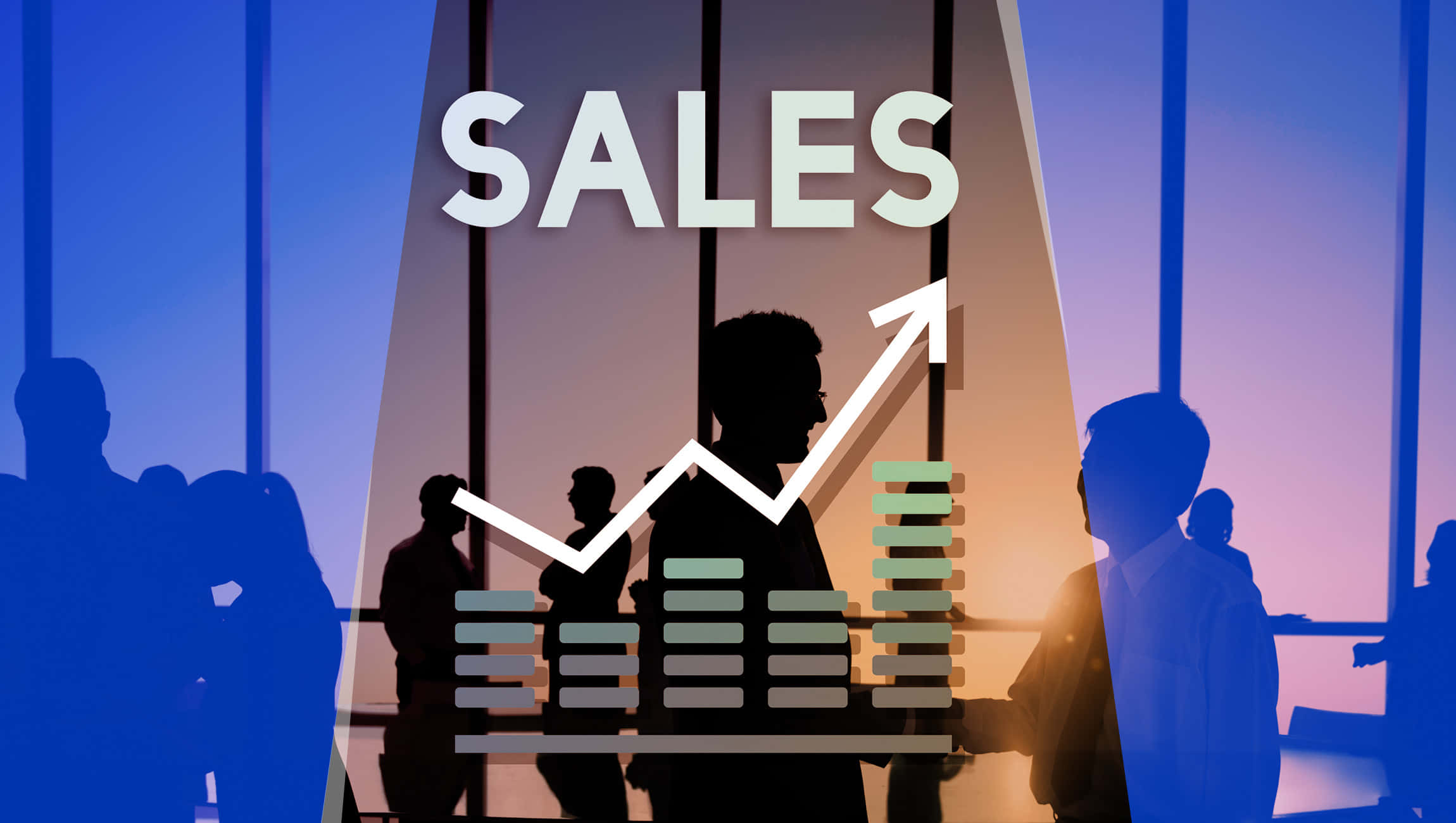 Sales 桌布 壁紙 — 剪影的商務人士站在發光的「SALES」標誌前，背景是暮色天空，標誌上有向上的箭頭圖表。