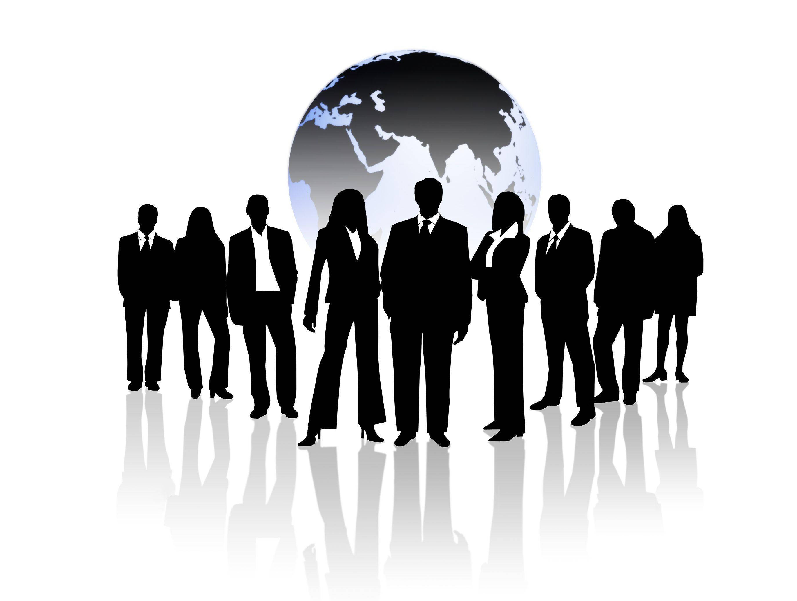 Teamwork 桌布 壁紙 — 剪影的商業專業人士站在一個細節豐富的地球儀前，背景是純白色並帶有反射地板。