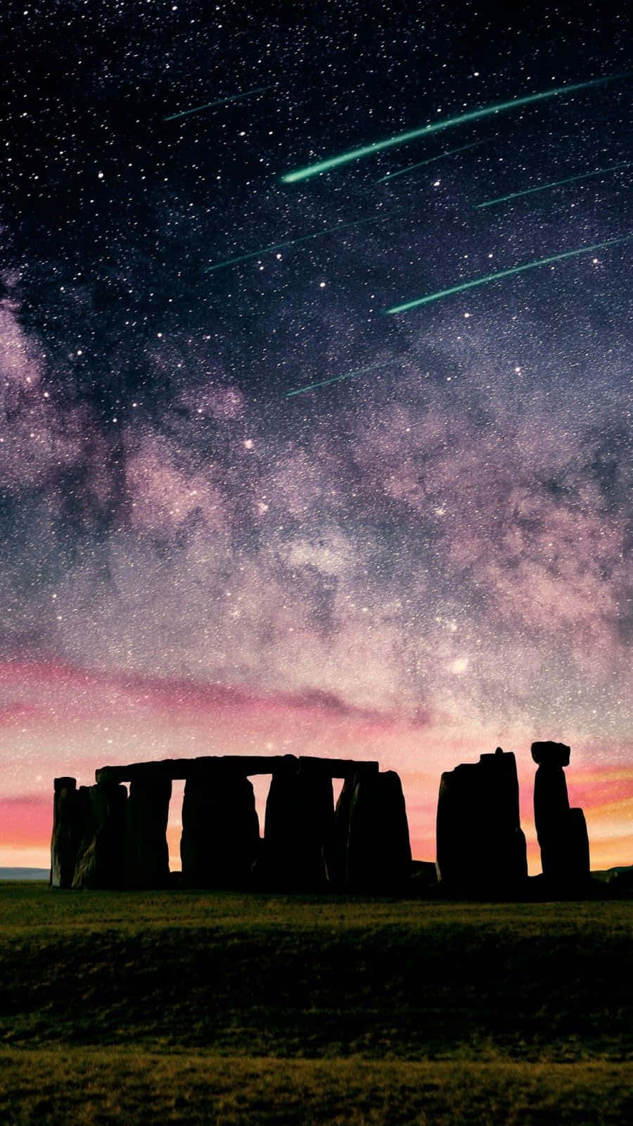 England 桌布 壁紙 — 剪影的巨石陣矗立在充滿活力的星空下，星空中有綠色流星軌跡和粉紅色宇宙雲。