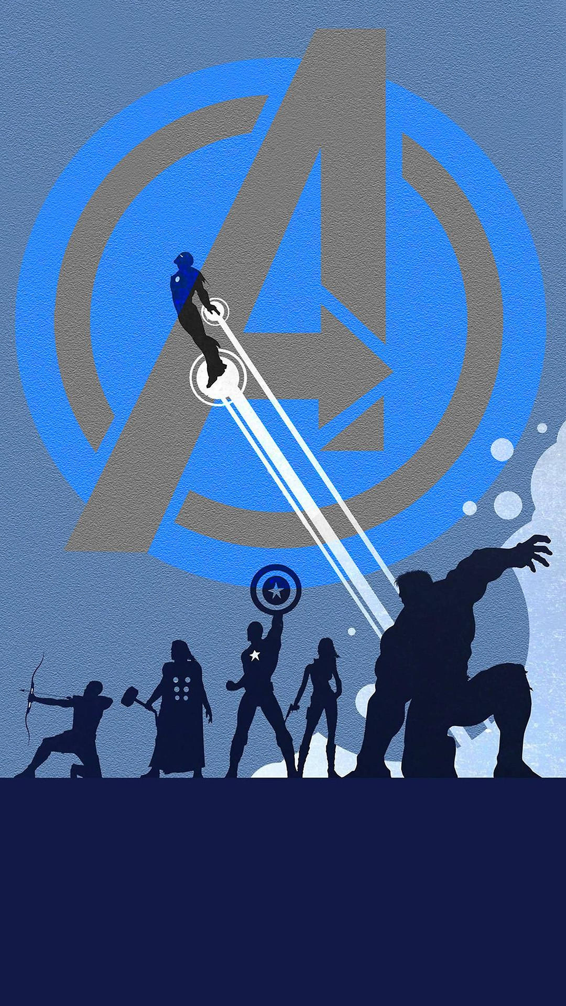 avengers android 桌布 壁紙 — 剪影的復仇者英雄站在一個巨大的藍灰色 'A' 標誌前，上方有一個飛翔的人物。