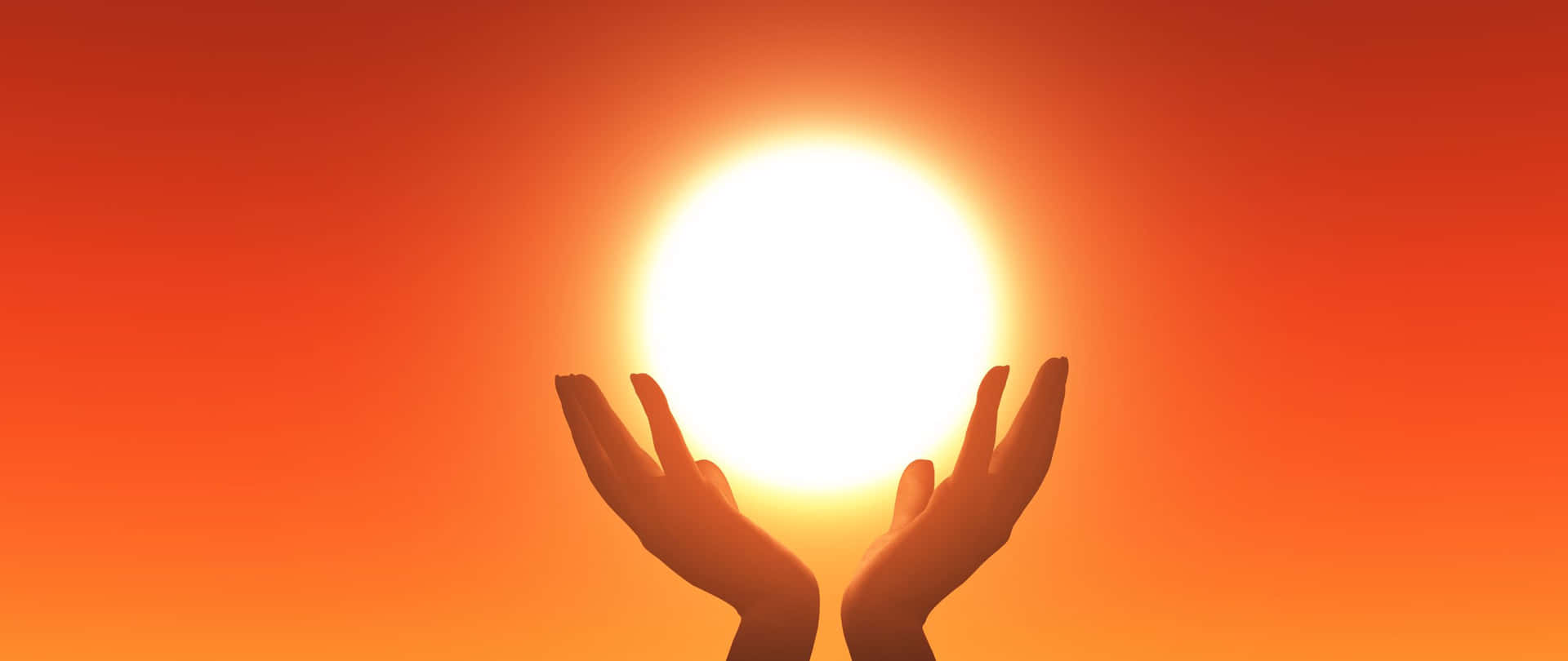兩隻手捧著一個發光的太陽，在橙色的天空中。 — 2560x1080 動態桌布 壁紙