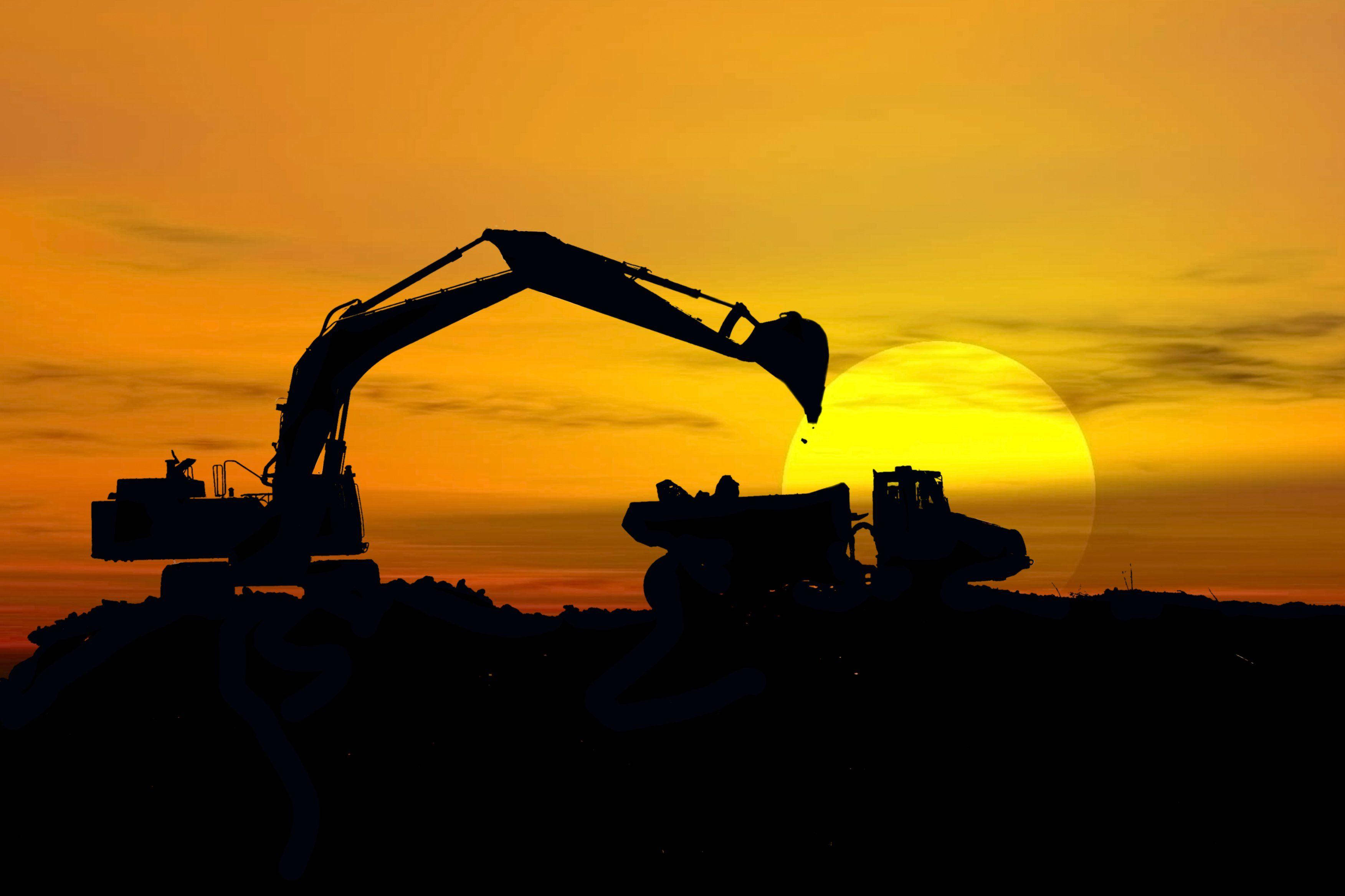 construction 桌布 壁紙 — 剪影的挖土機和傾卸車在火紅橙色的日落天空下工作。