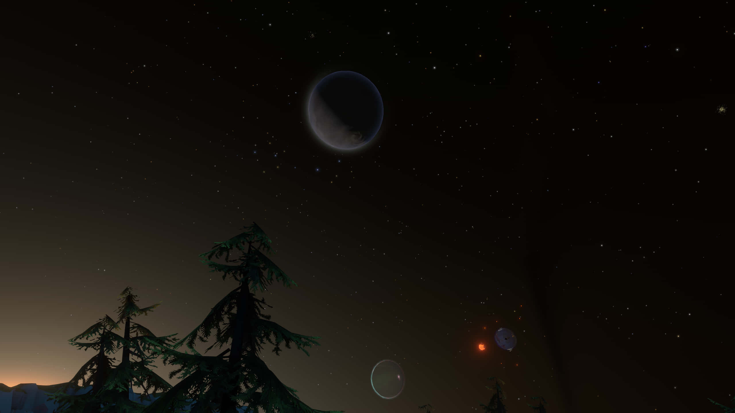 電玩遊戲 桌布 壁紙 — 剪影的松樹襯托著繁星點點的夜空，有發光的行星和一彎新月。
