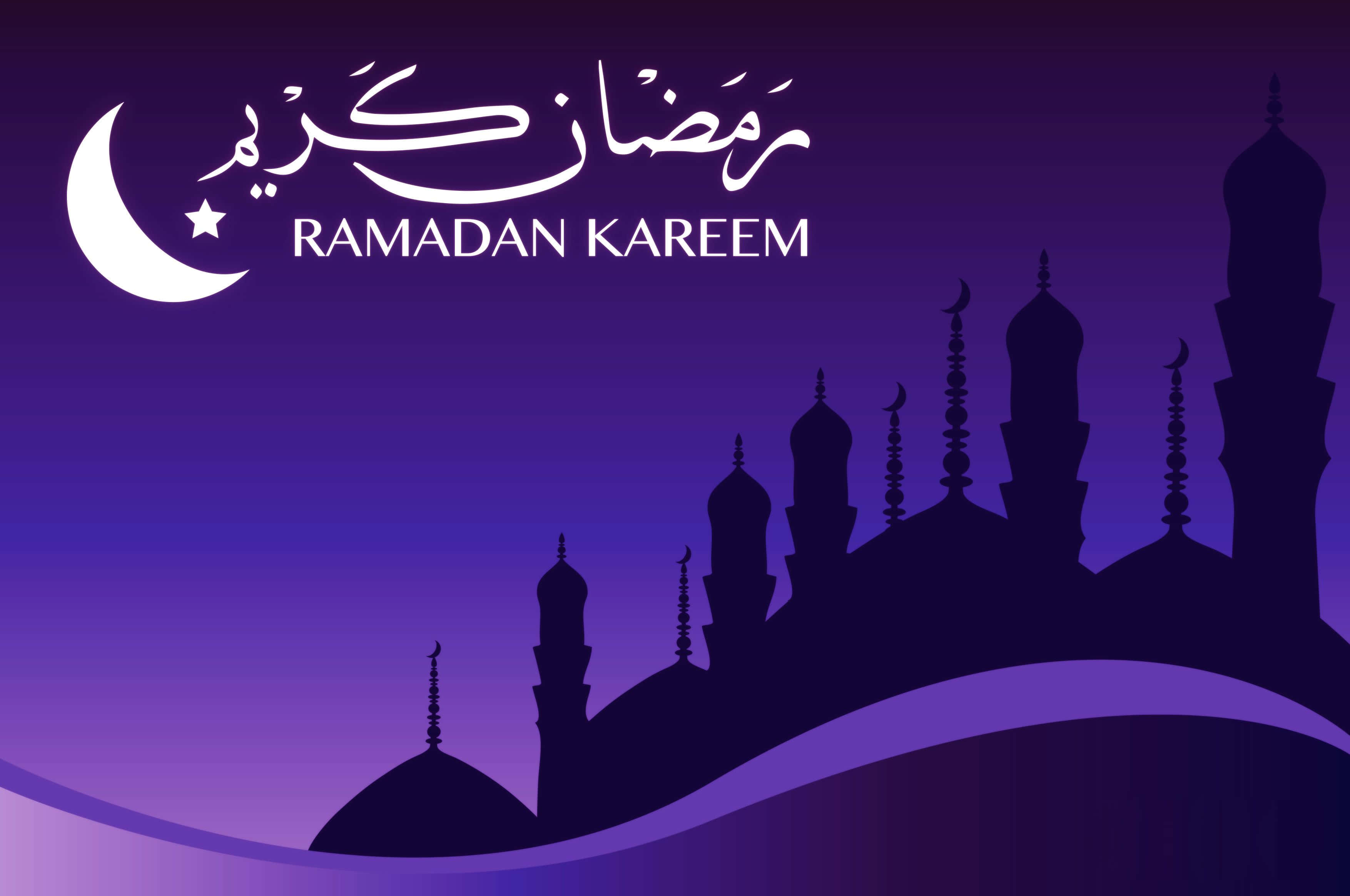Ramadan 桌布 壁紙 — 剪影的清真寺圓頂和宣禮塔在帶有新月和星星的漸變紫色暮色天空中升起，慶祝齋月卡里姆。