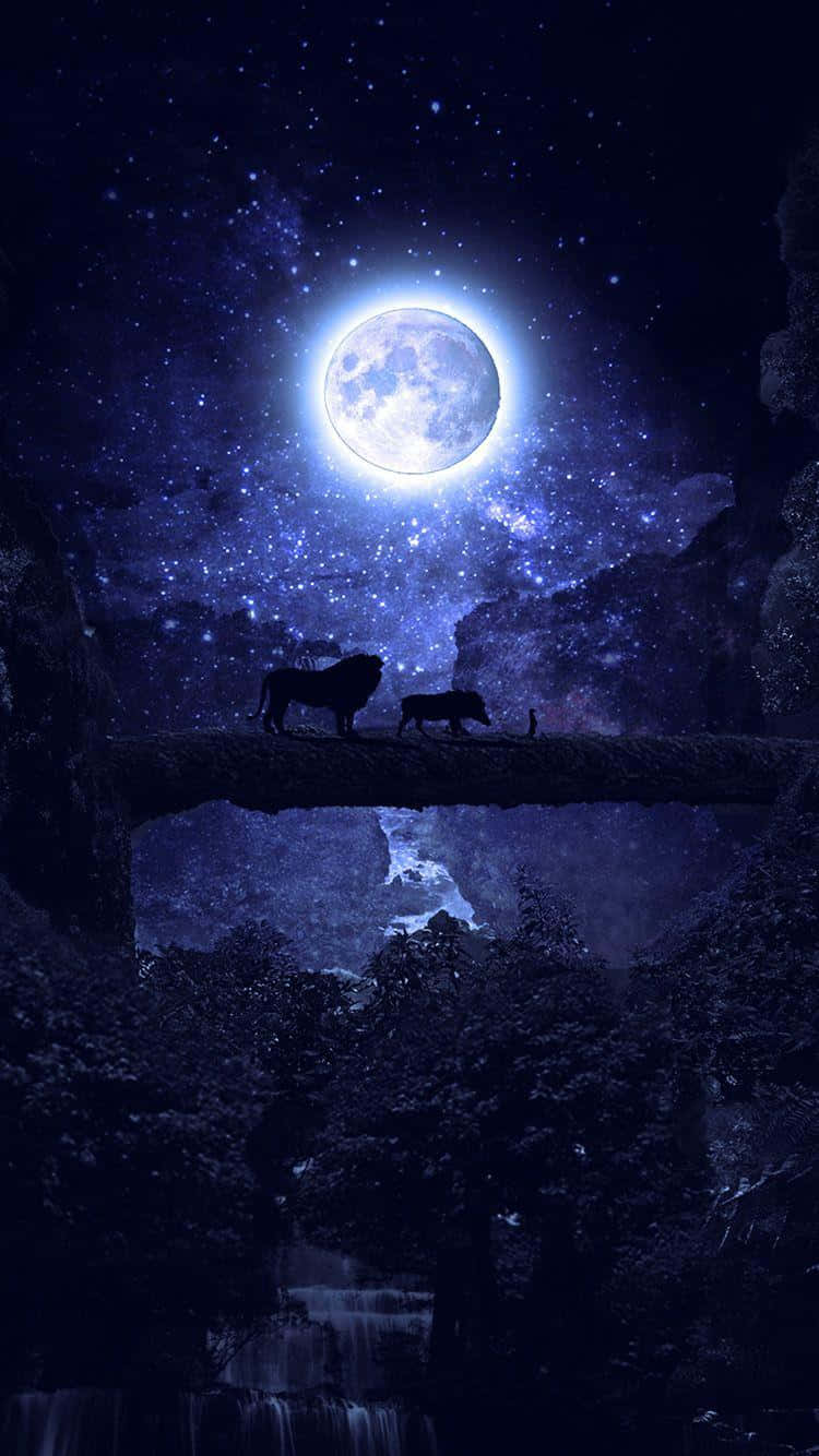 Moonlight 桌布 壁紙 — 剪影的獅子和小牛在發光的滿月和星空下走過石橋。