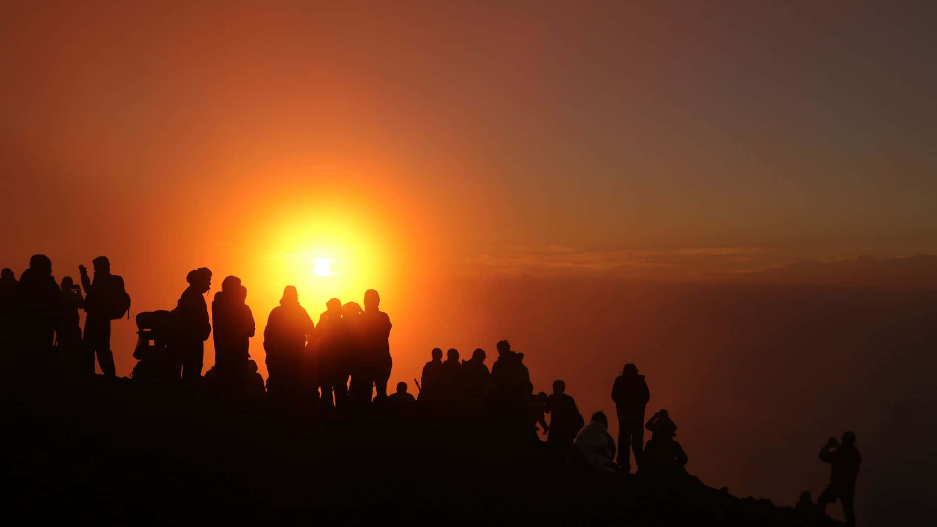 日出 桌布 壁紙 — 剪影的登山者聚集在山脊上，太陽在雲海之上燃燒成橙色和紅色。