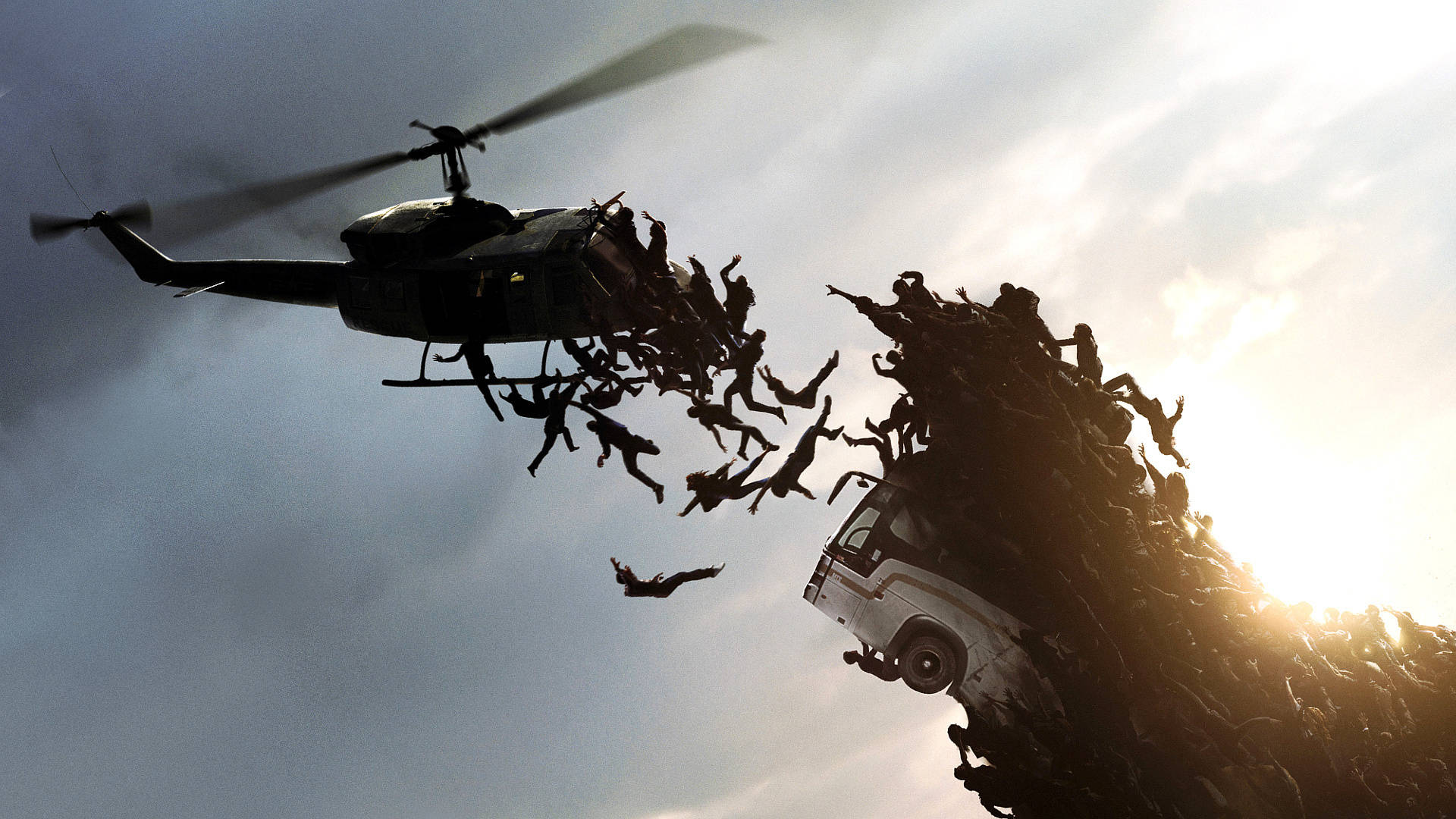 world war z 4K 桌布 壁紙 — 剪影的直升機和貨車擠滿了人，襯著明亮的陽光天空。