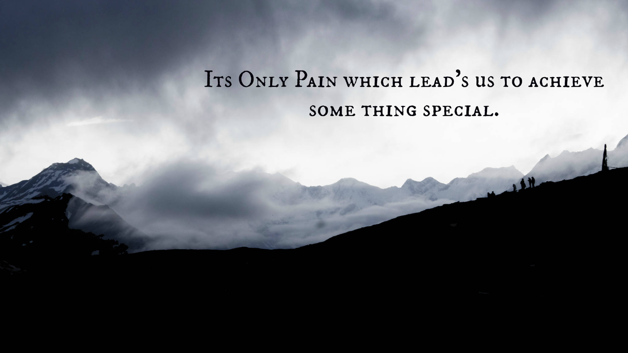 Pain Quotes 桌布 壁紙 — 剪影的遠足者在戲劇性的多雲天空下攀登山脊，並疊加了一句激勵人心的名言。