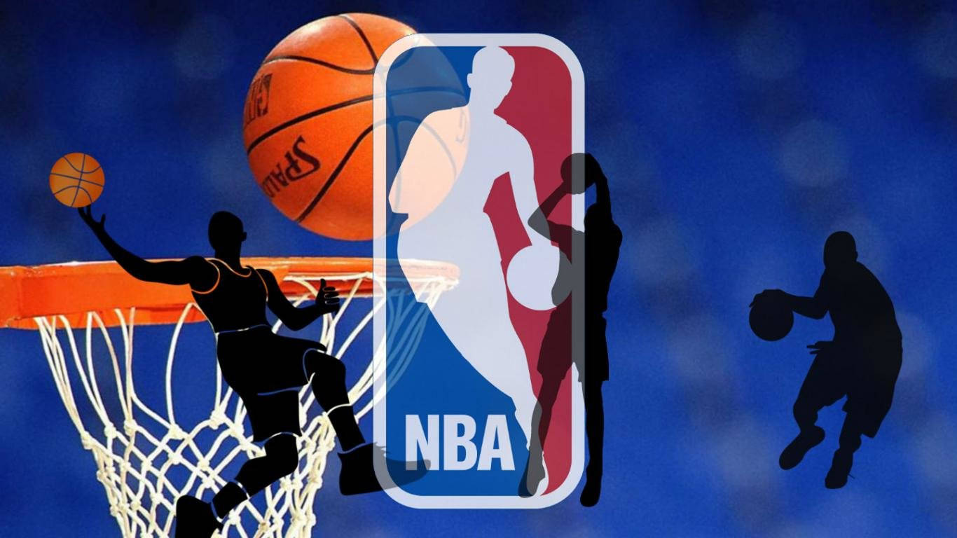 運動 桌布 壁紙 — 剪影籃球運動員在籃框周圍進行動態動作，NBA標誌在深藍色背景上發光。