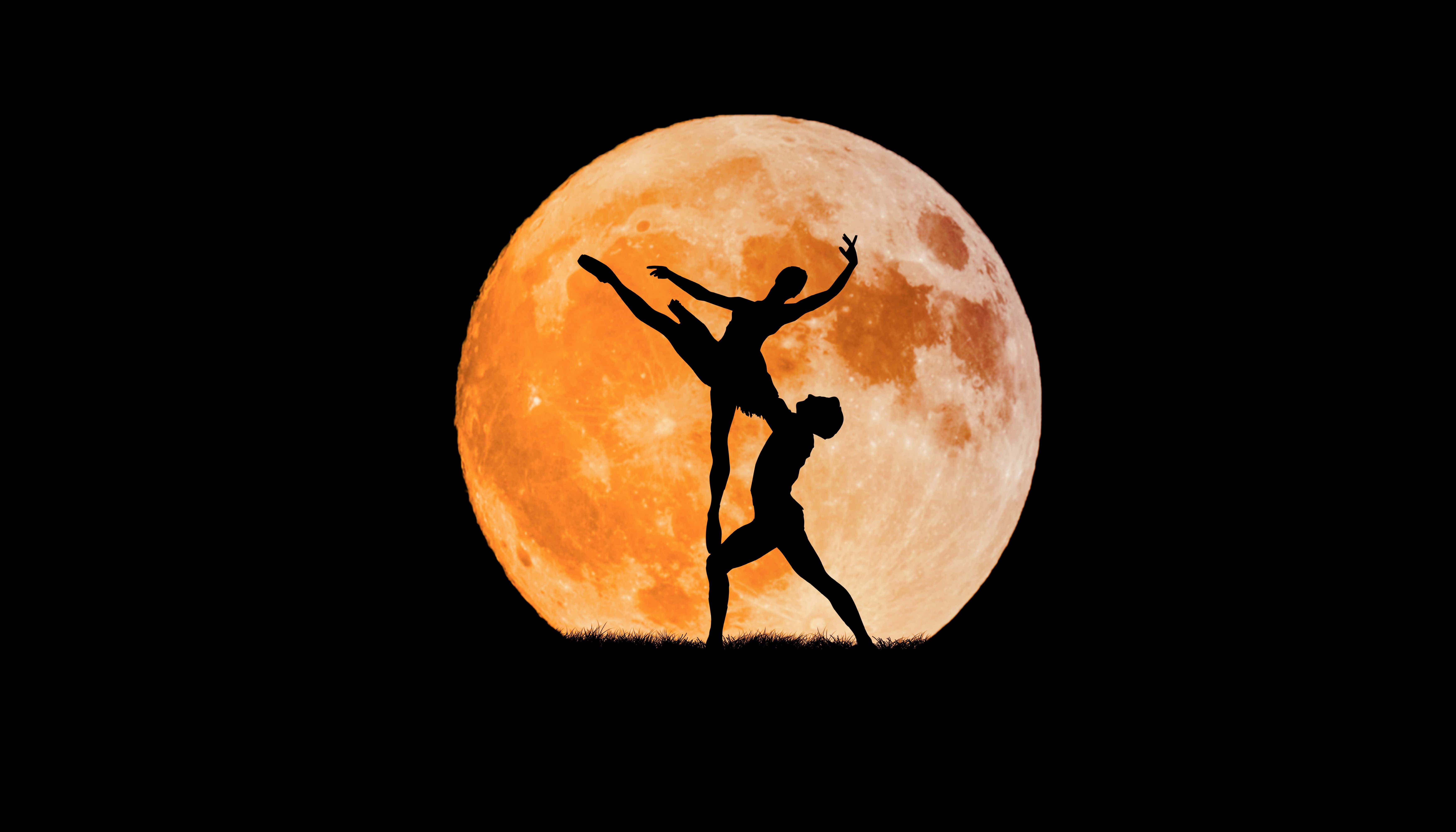 full moon 桌布 壁紙 — 剪影舞者以優雅的姿態，襯托著巨大的橙色滿月。